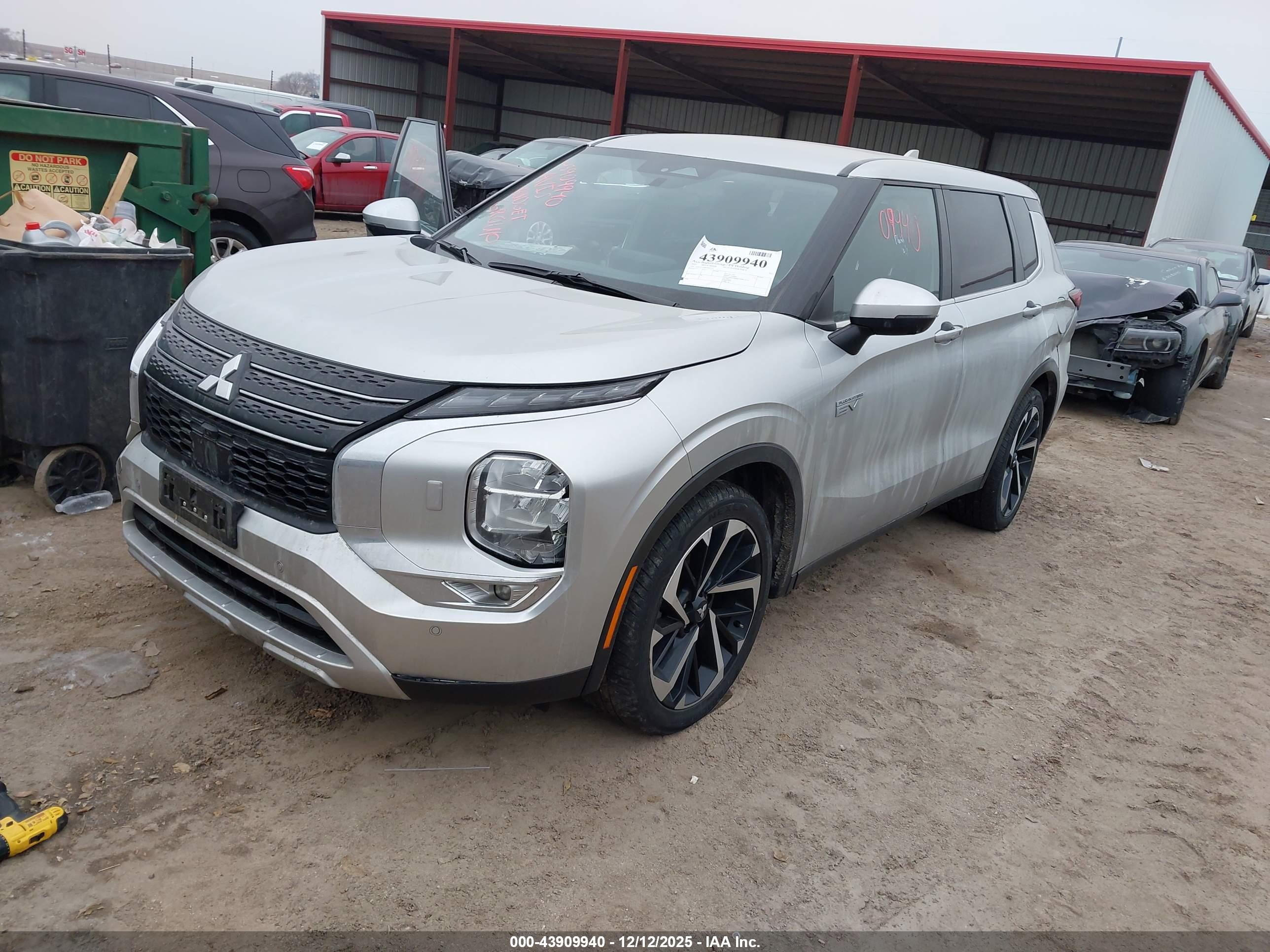 MITSUBISHI OUTLANDER image 2