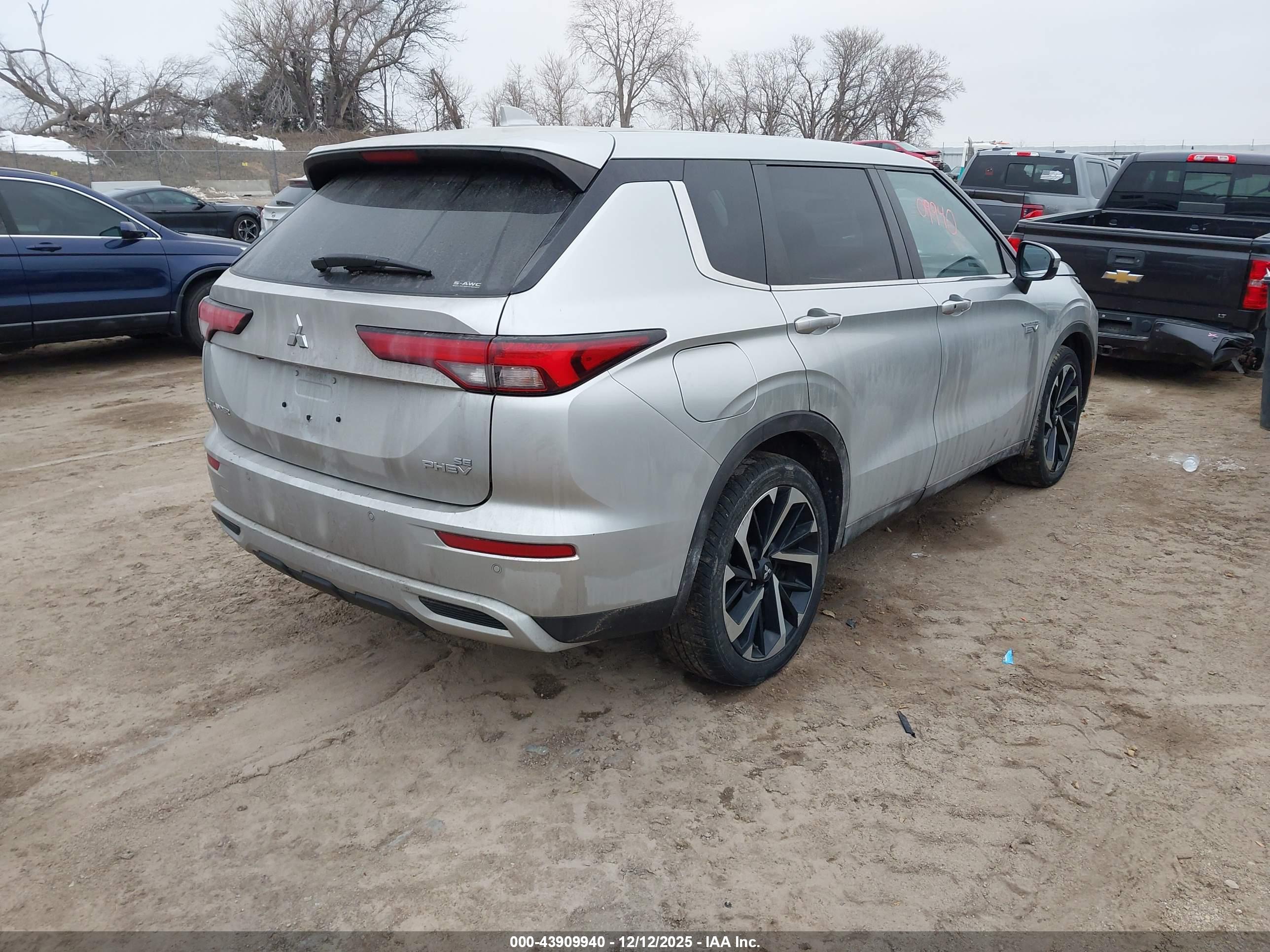MITSUBISHI OUTLANDER image 4