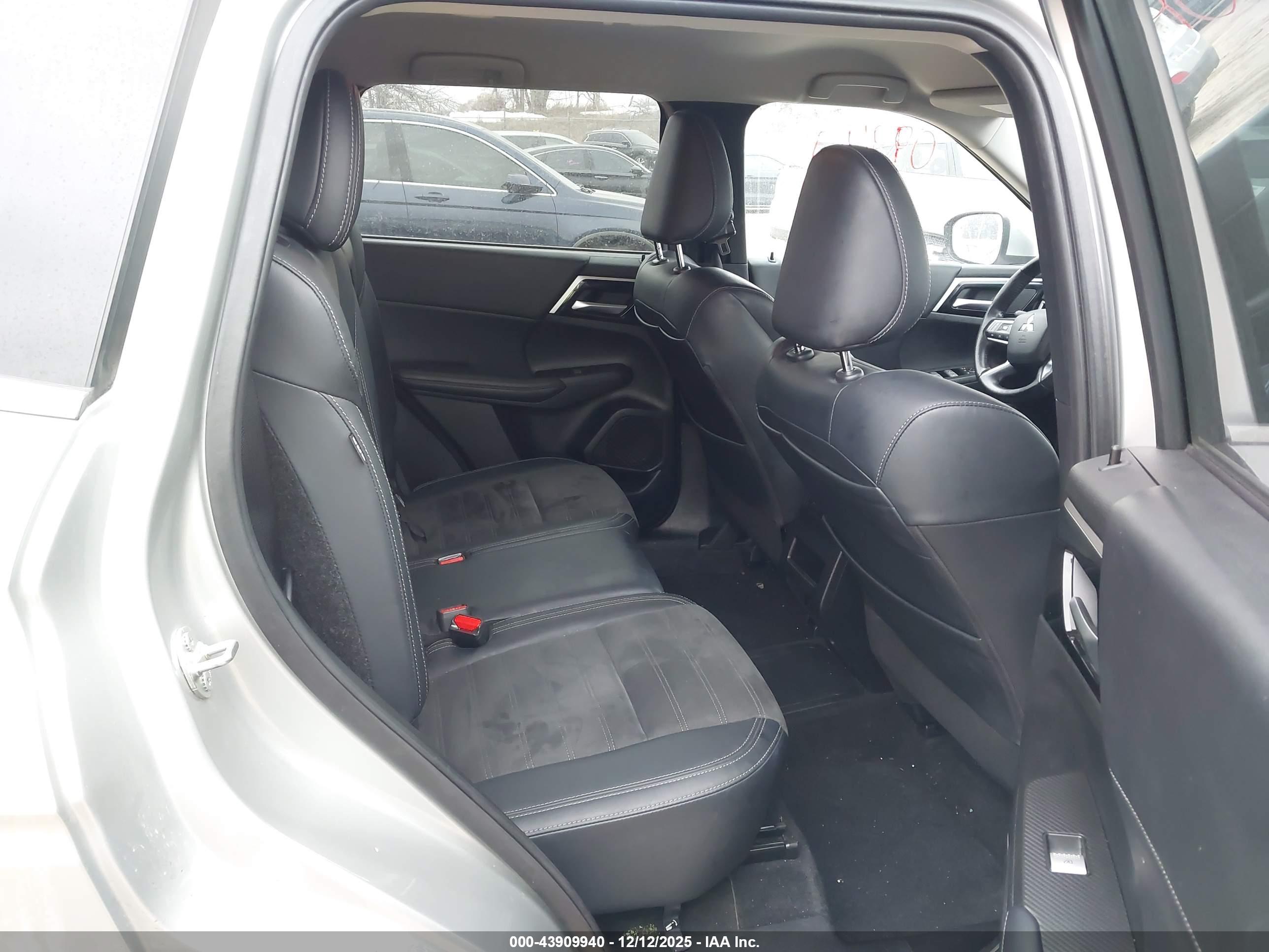 MITSUBISHI OUTLANDER image 8