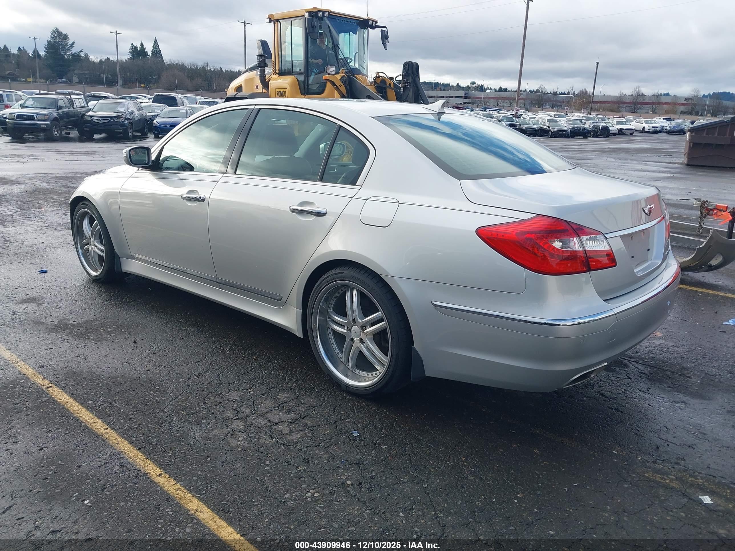 HYUNDAI GENESIS image 3