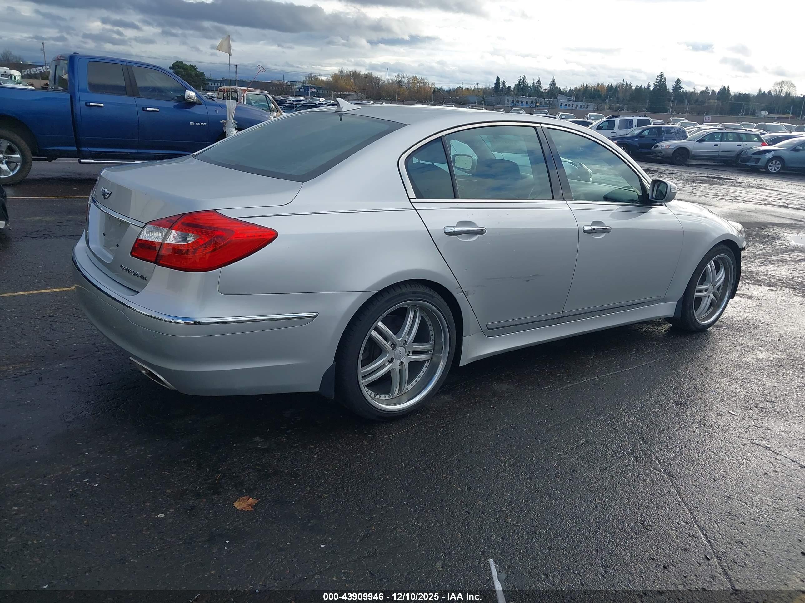 HYUNDAI GENESIS image 4