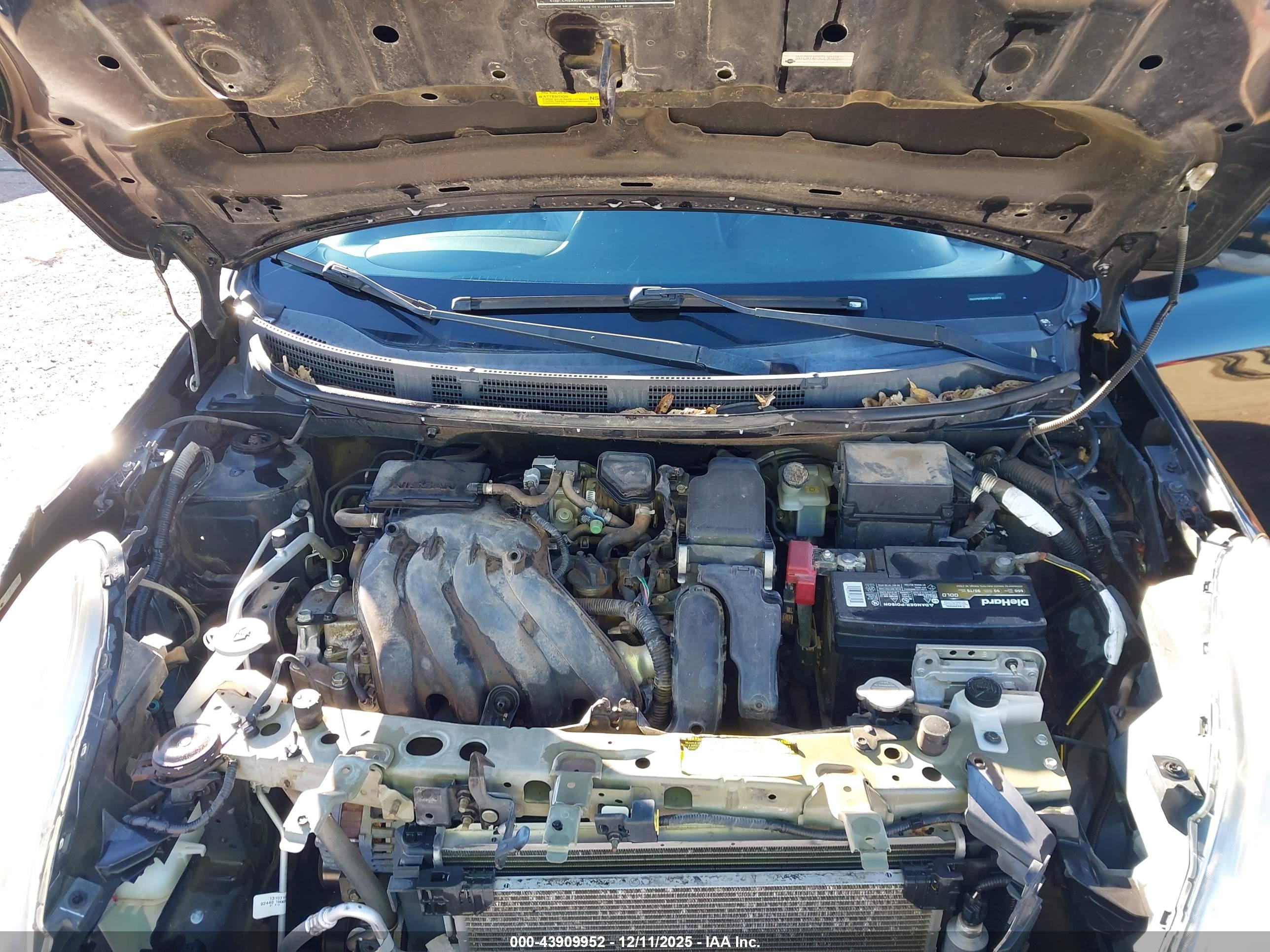 NISSAN VERSA image 10