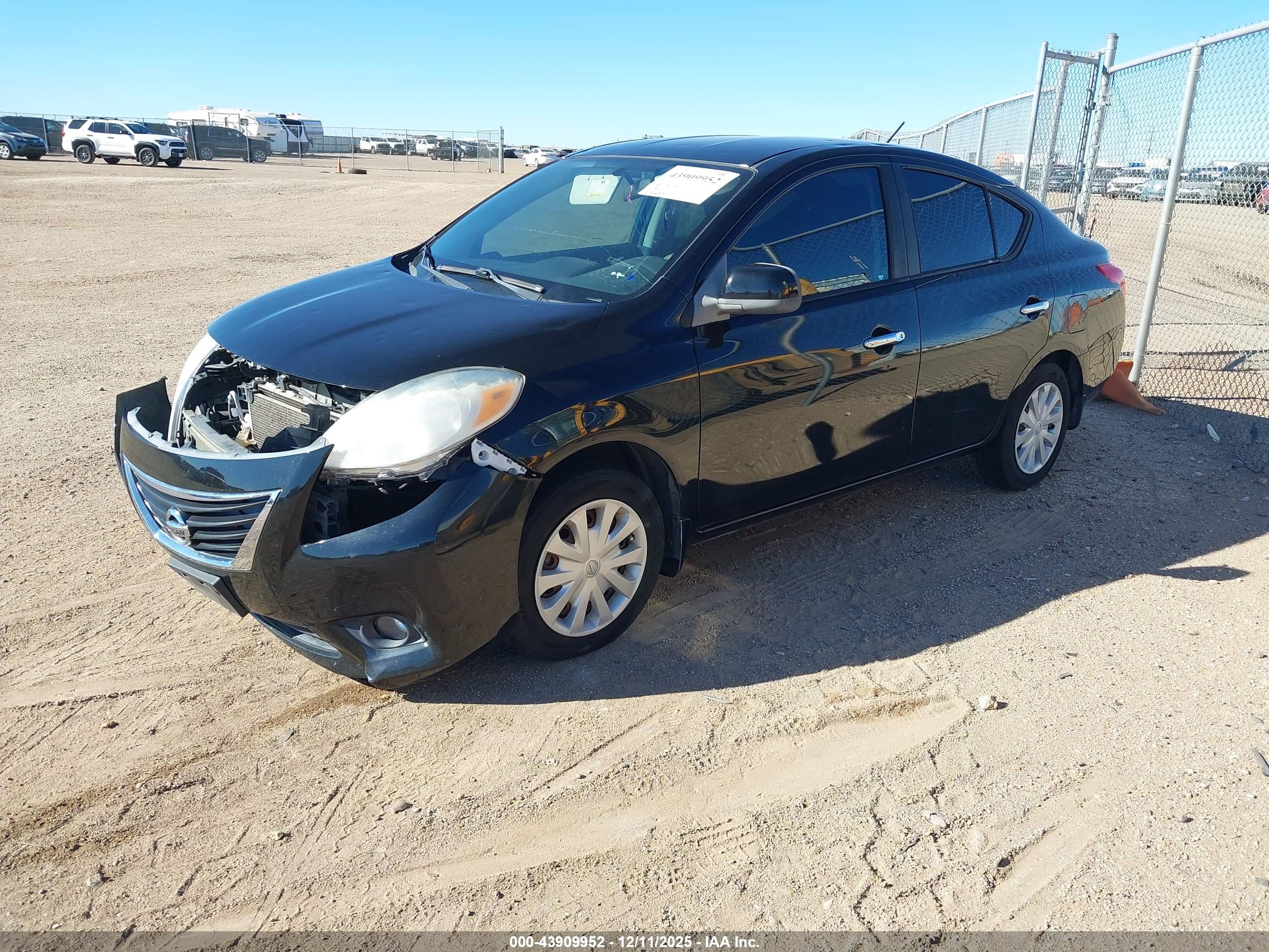 NISSAN VERSA image 2