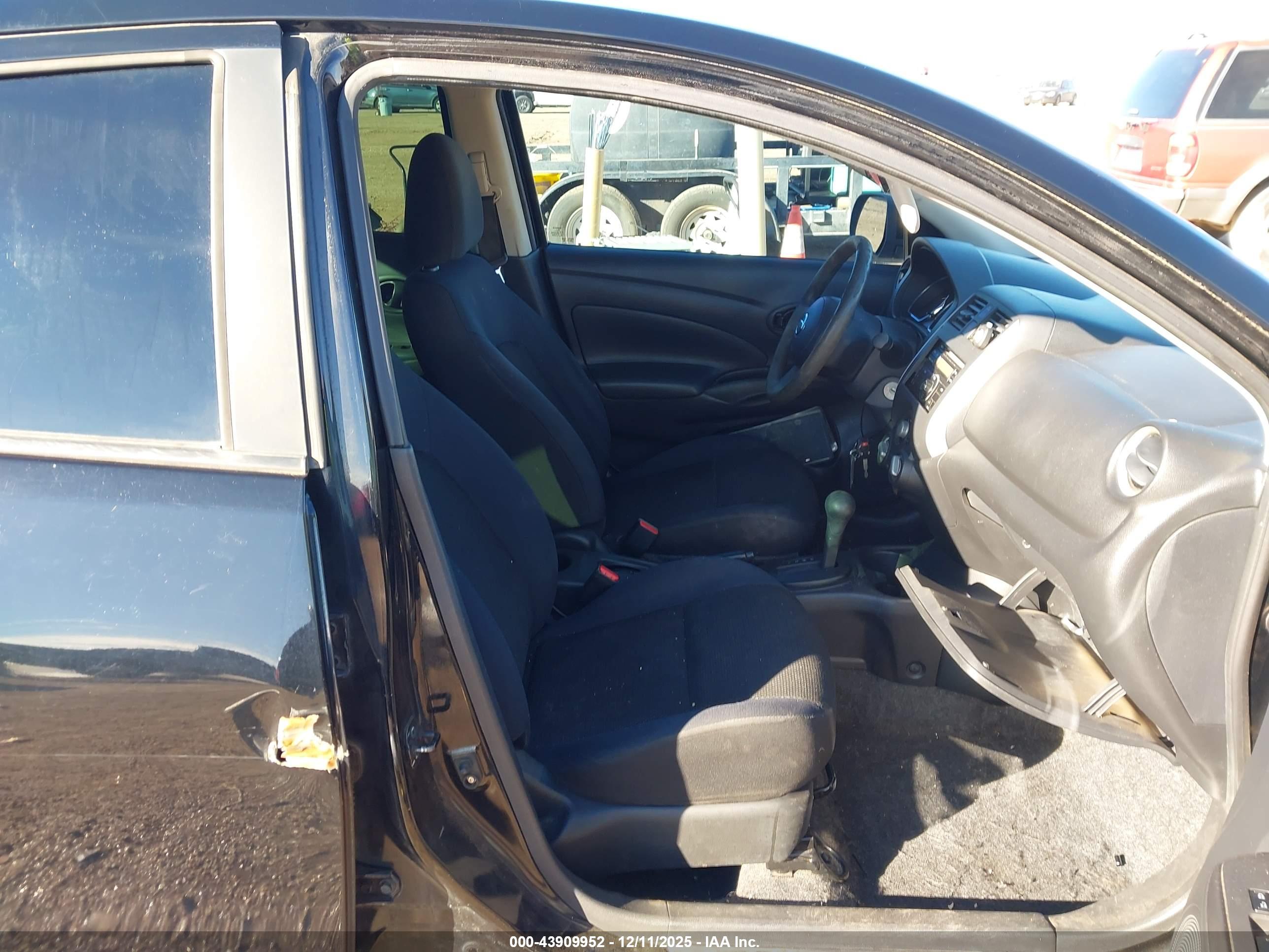 NISSAN VERSA image 5