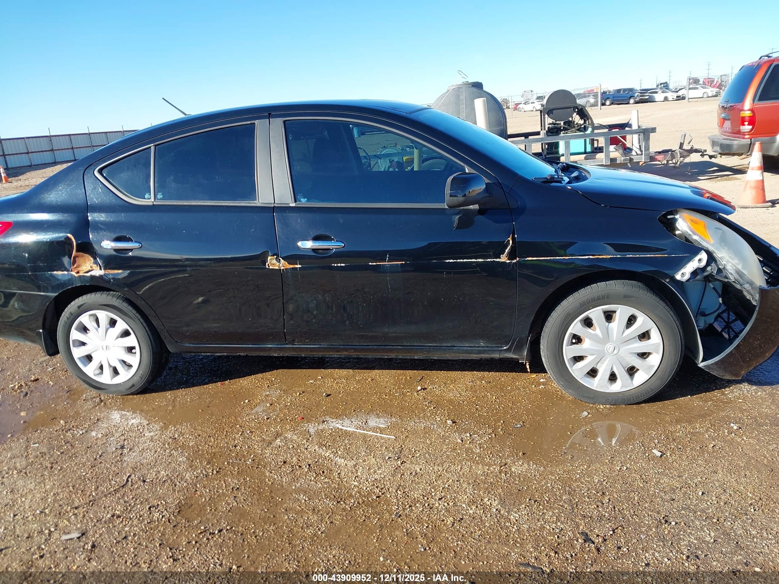 NISSAN VERSA image 6