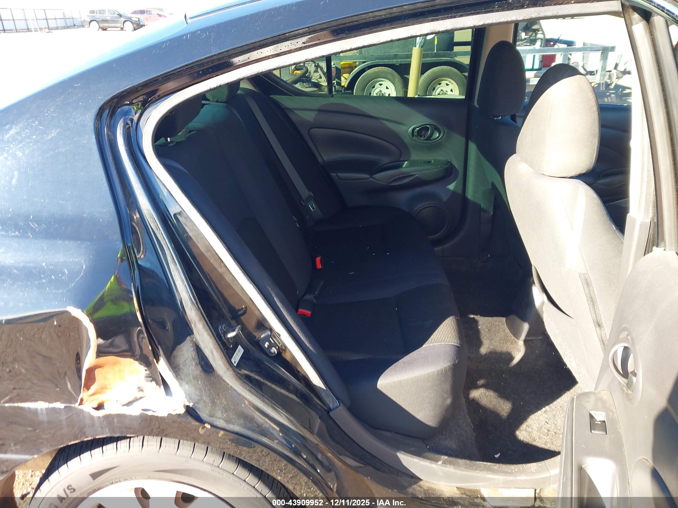 NISSAN VERSA image 8