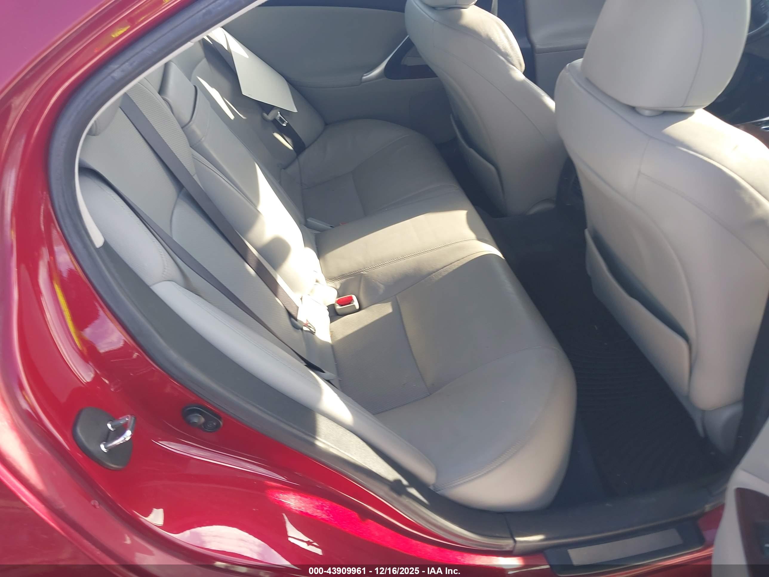 LEXUS IS image 8