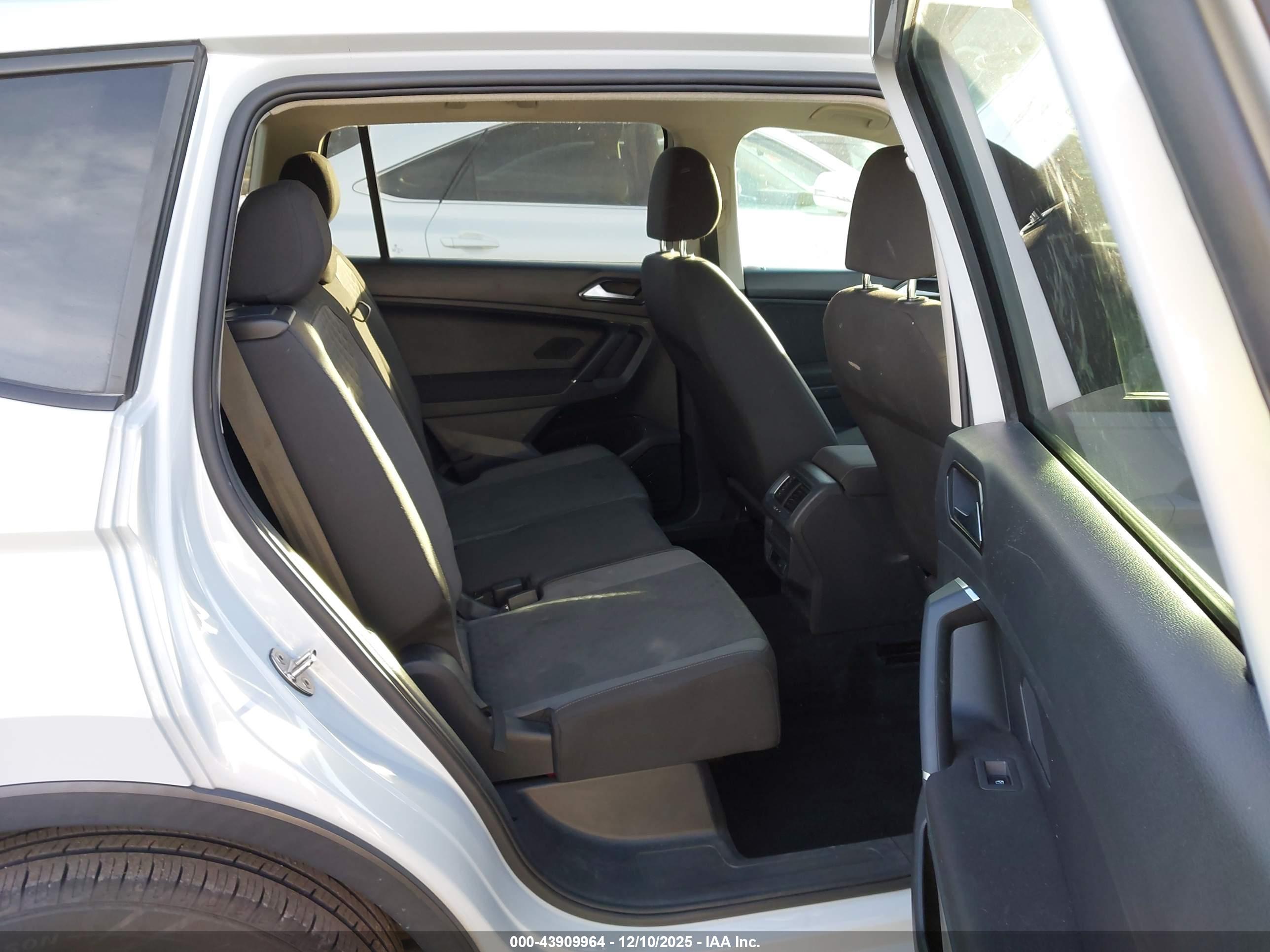 VOLKSWAGEN TIGUAN image 8