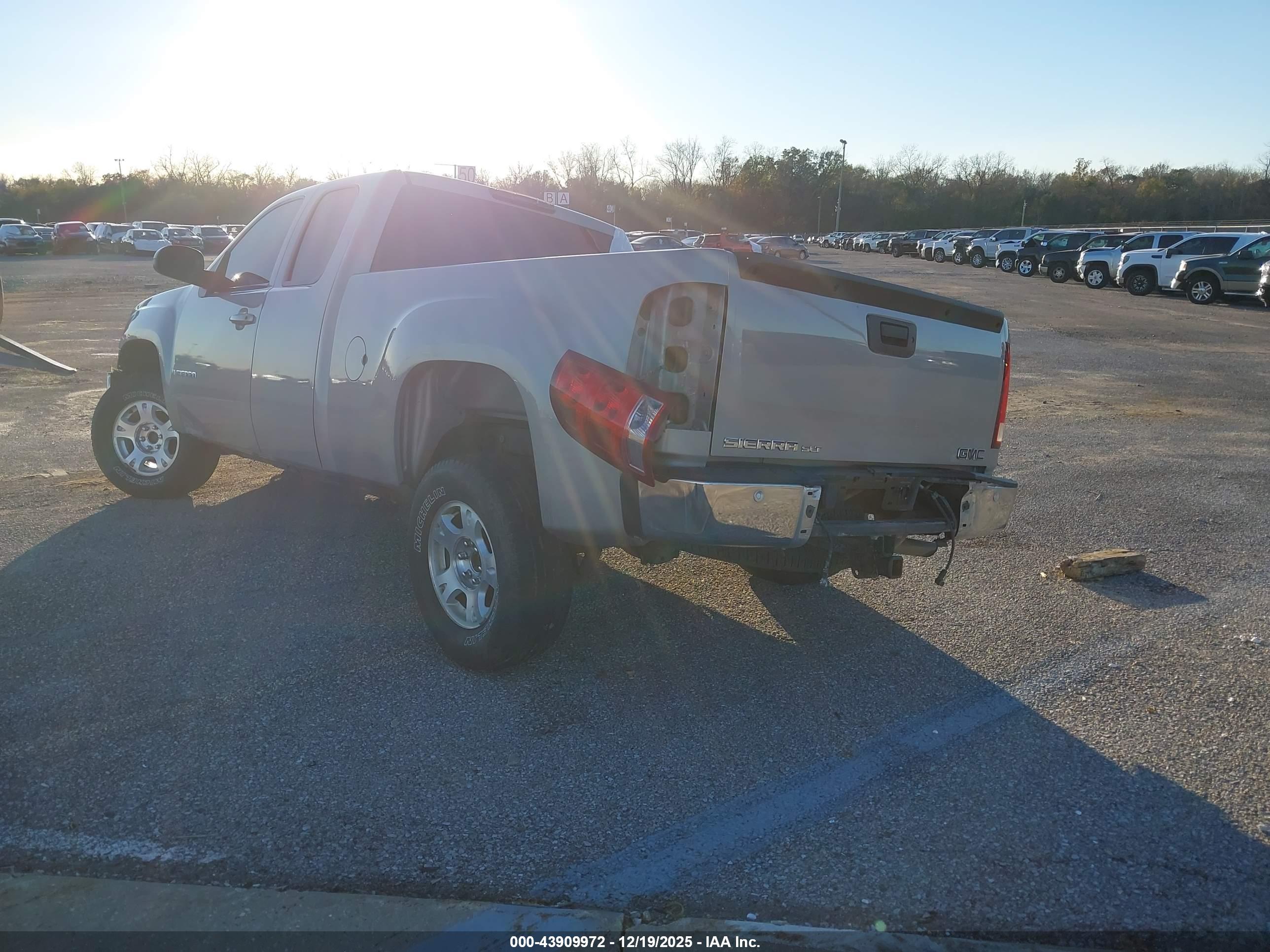 GMC SIERRA image 3