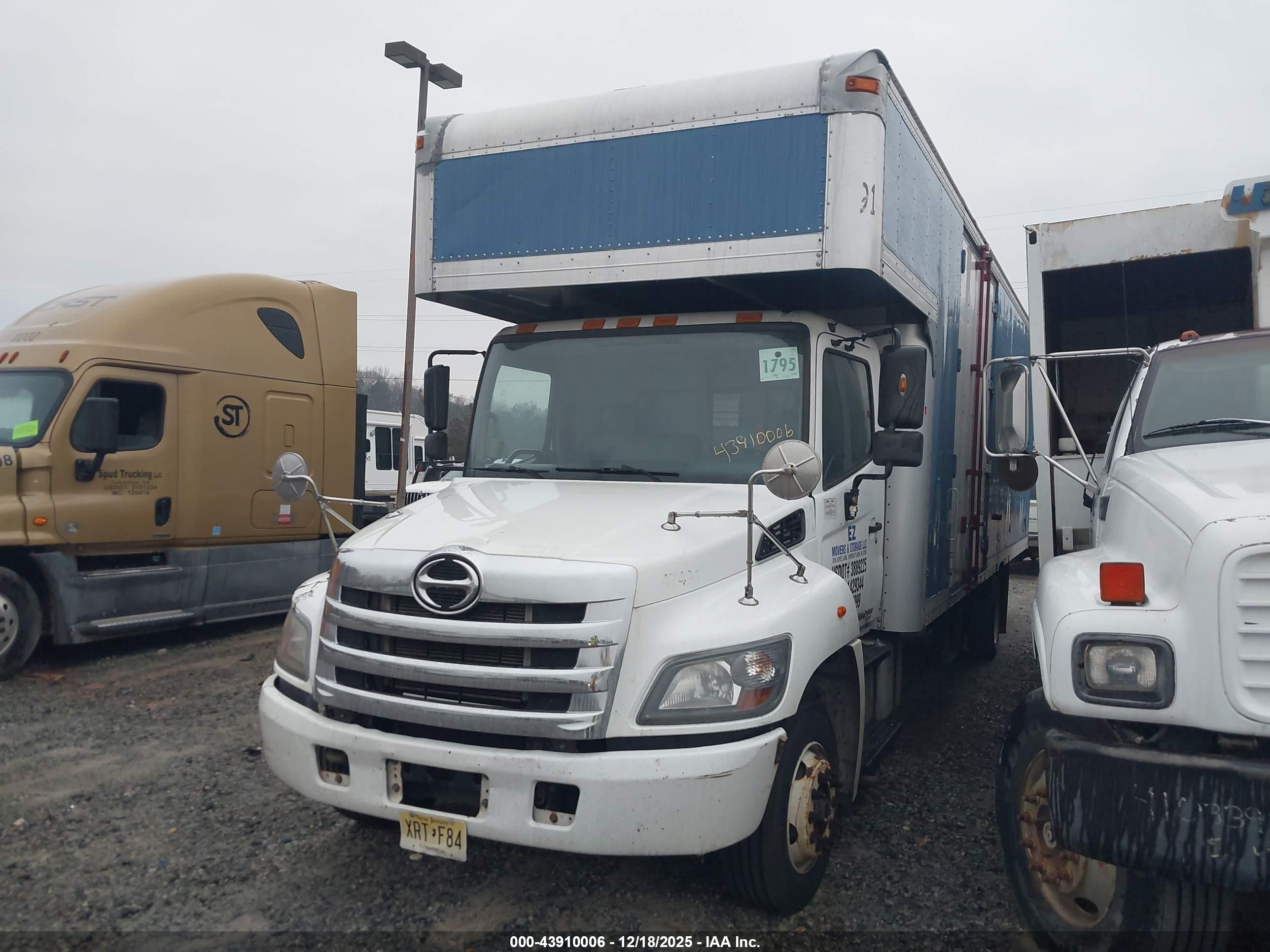 HINO 258/268 image 2