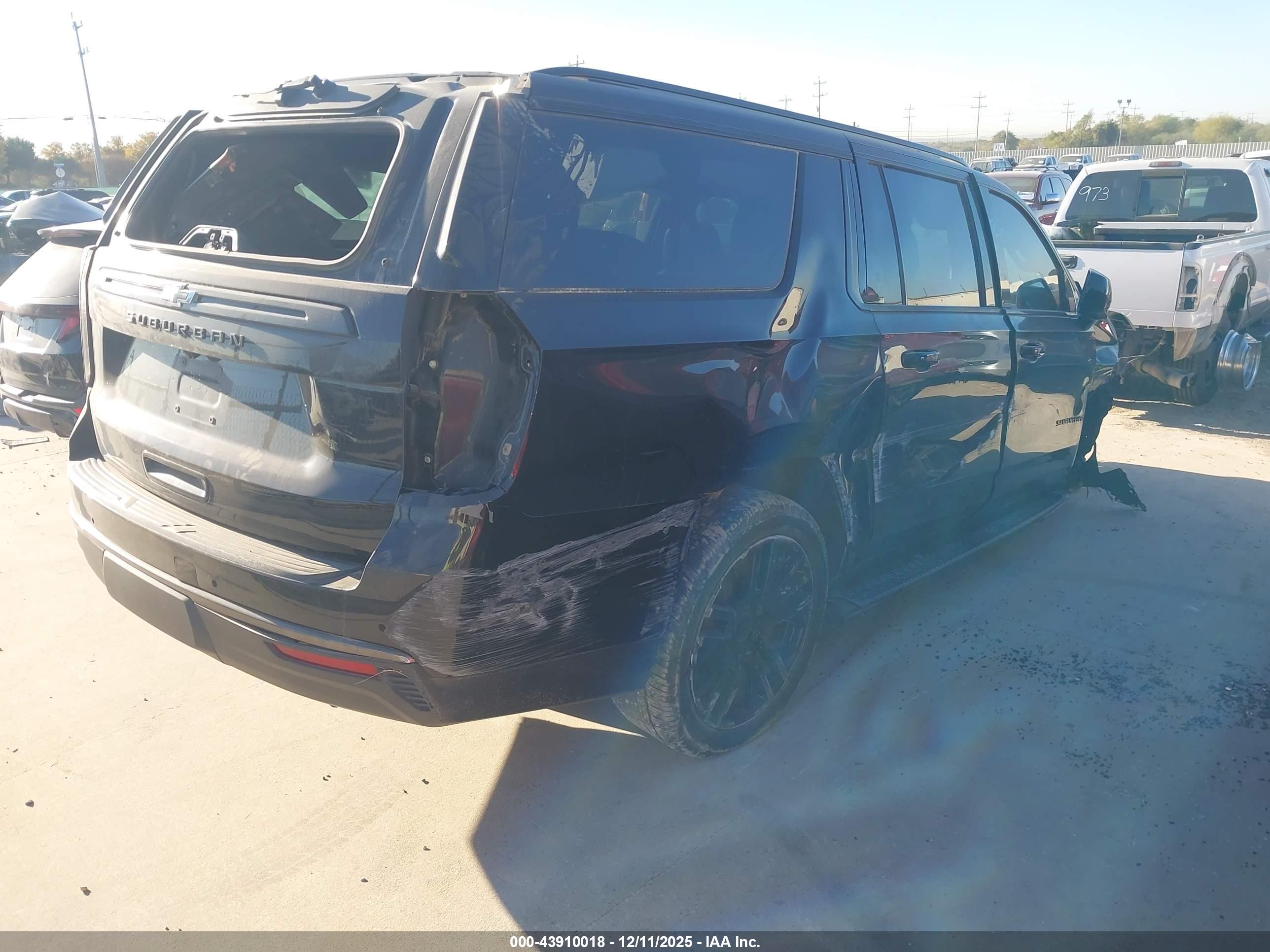 CHEVROLET SUBURBAN image 4