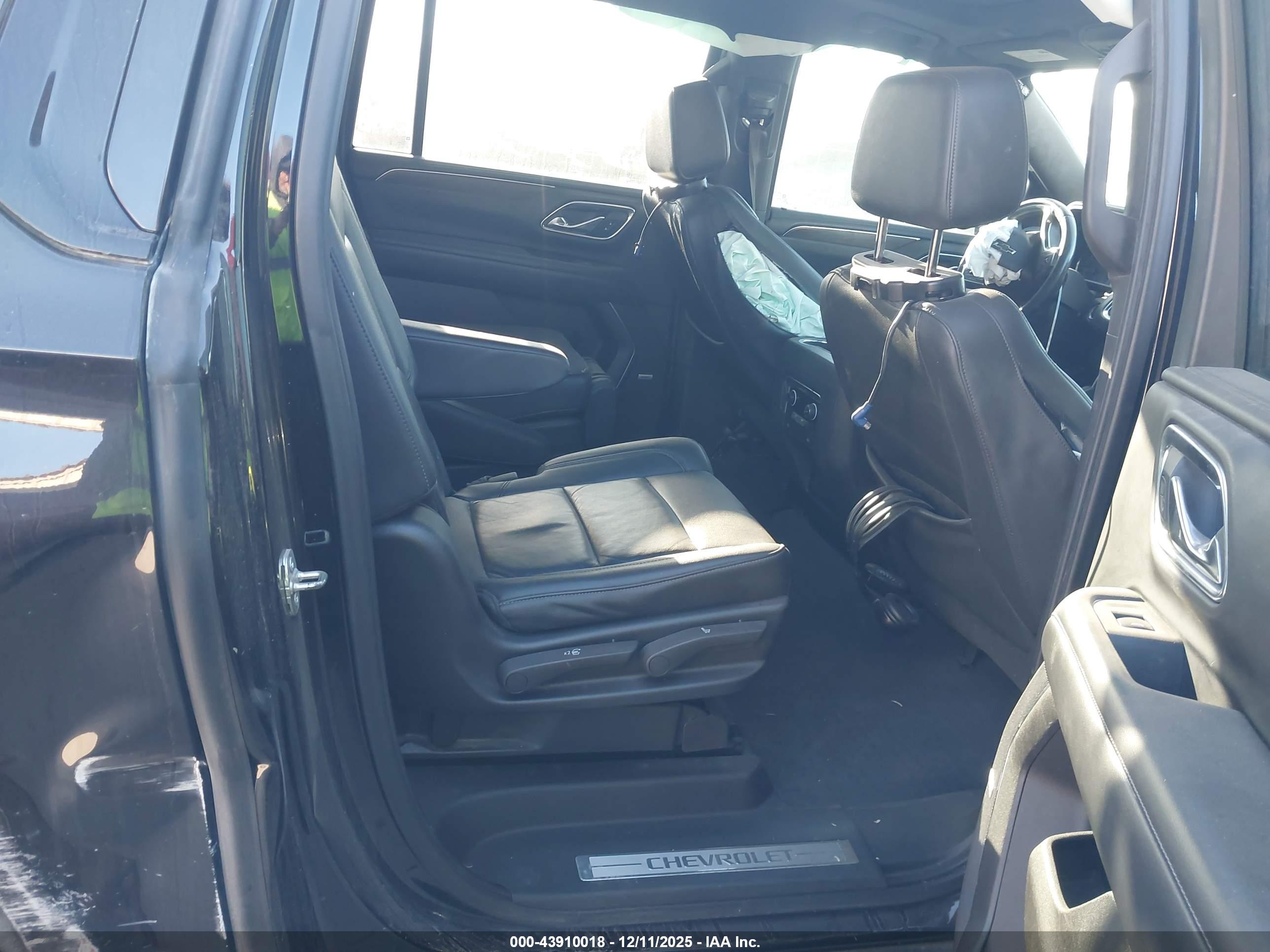 CHEVROLET SUBURBAN image 8
