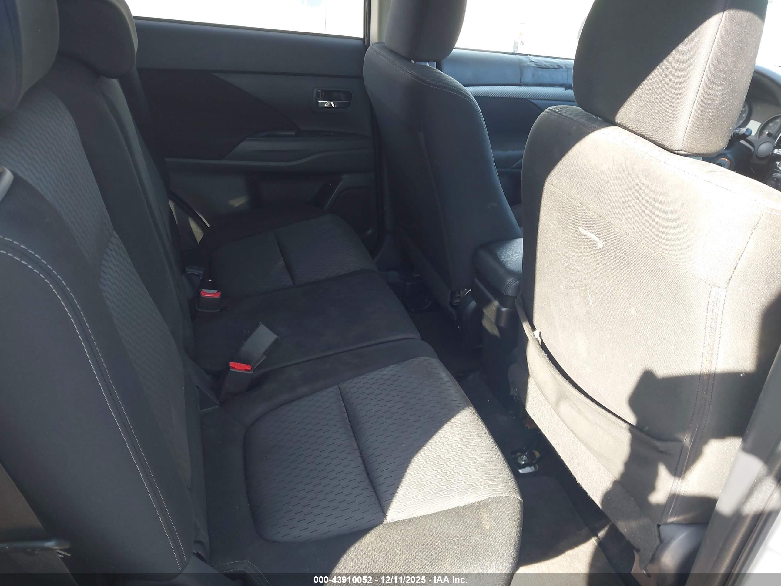 MITSUBISHI OUTLANDER image 8