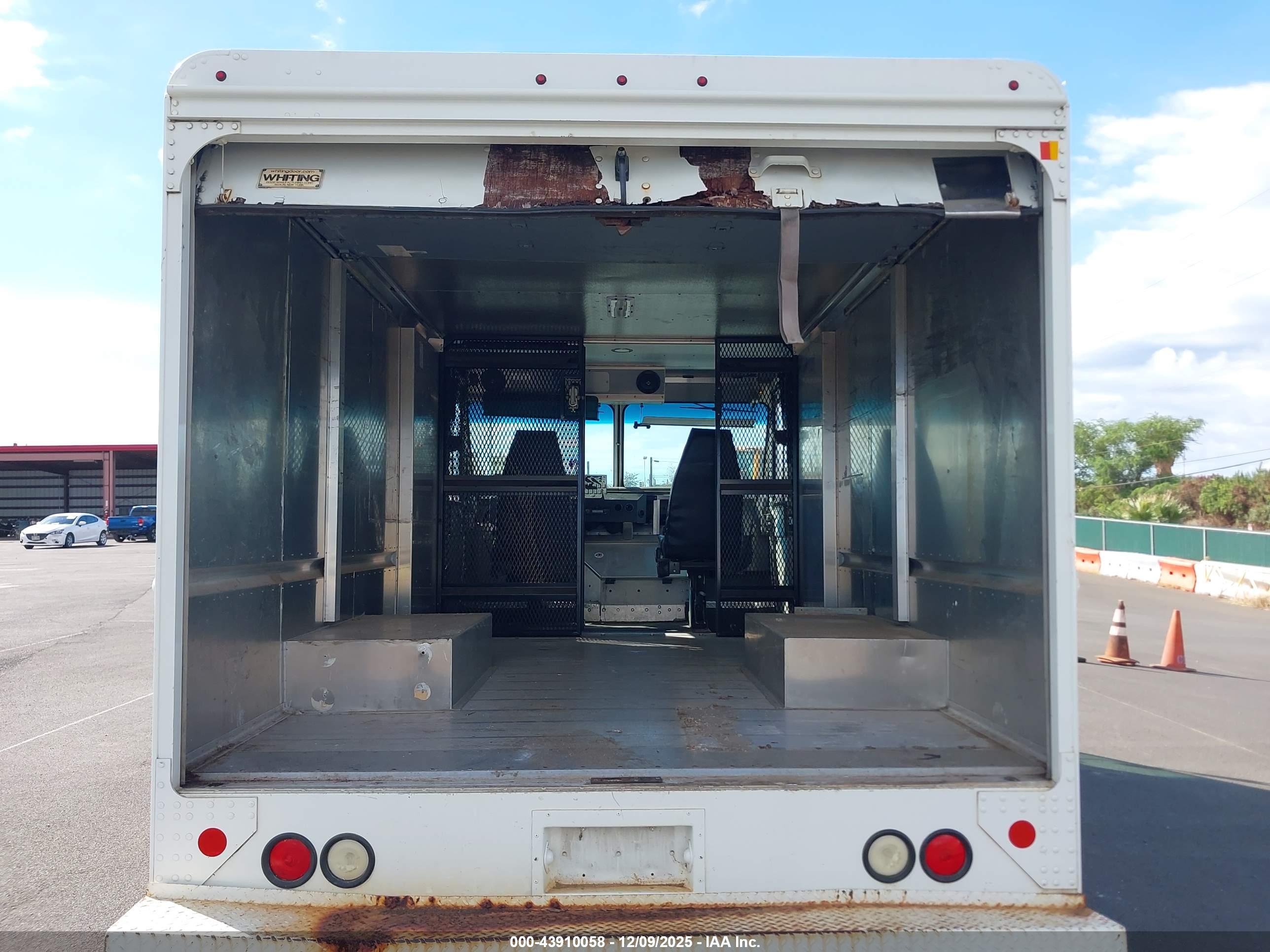 FORD E-350 image 8