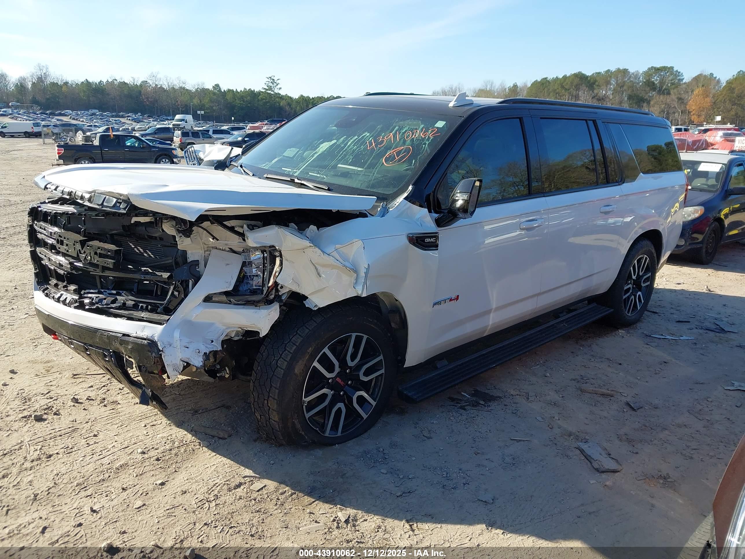 GMC YUKON image 2