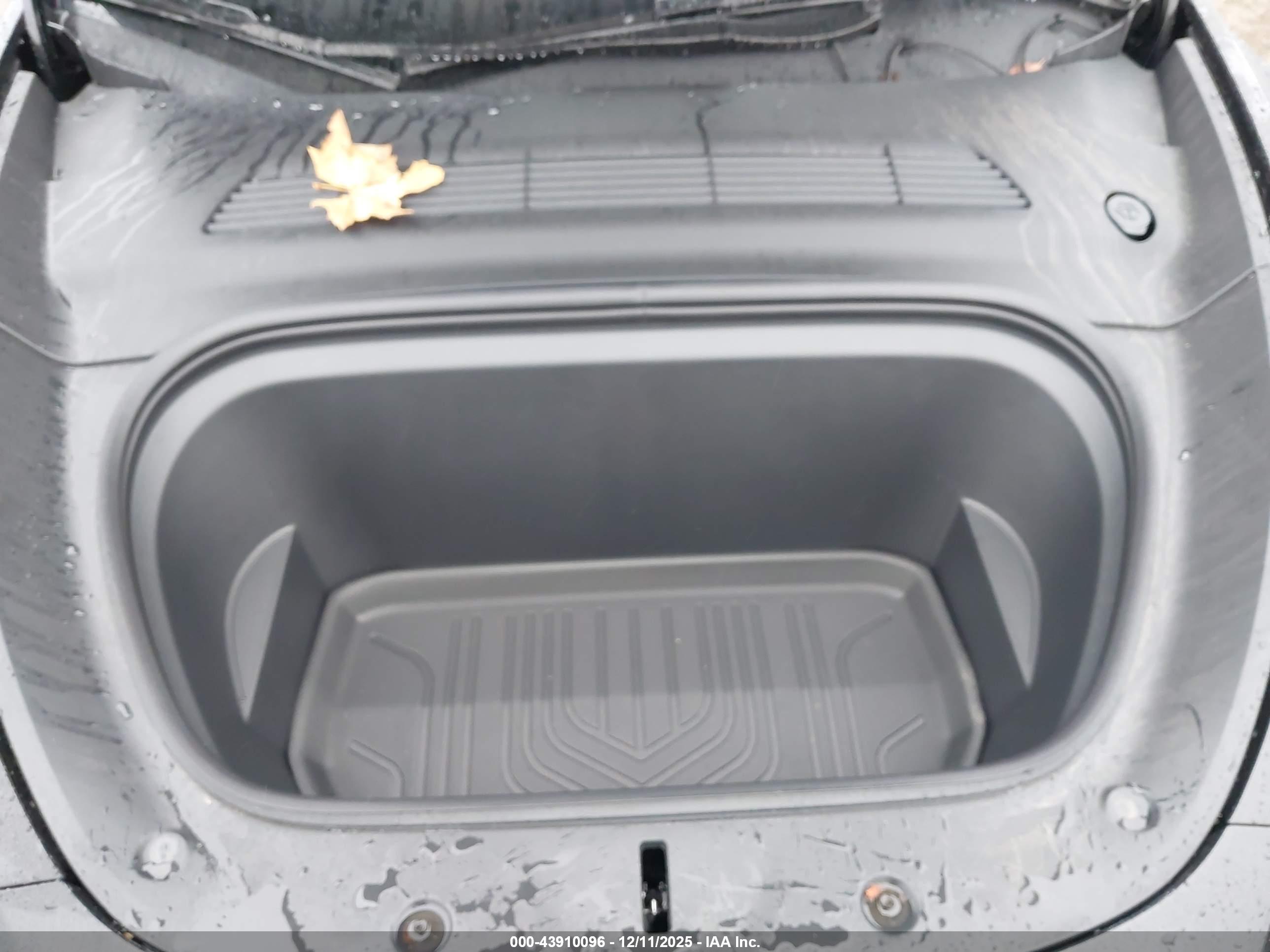 TESLA MODEL image 10