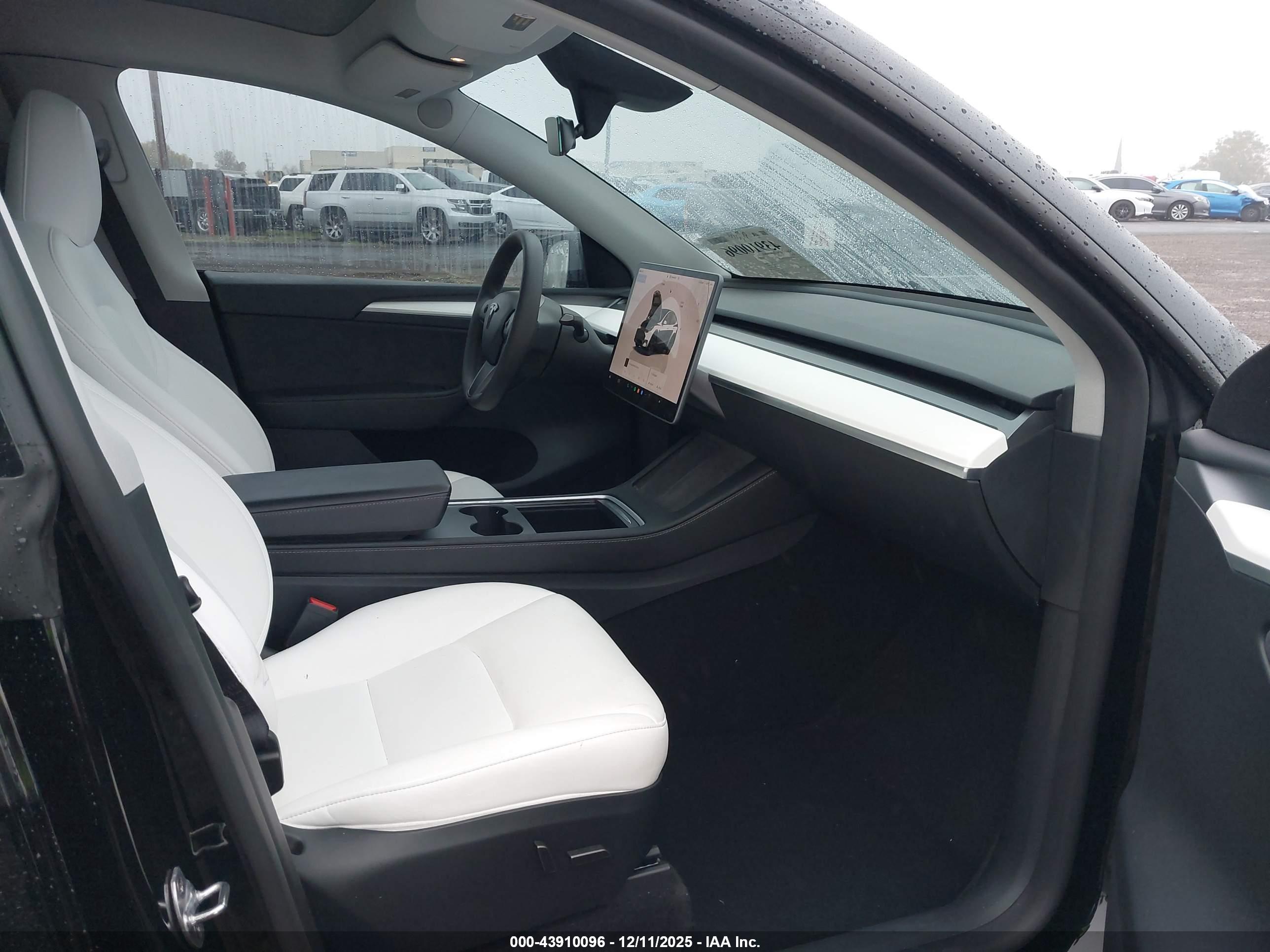TESLA MODEL image 5