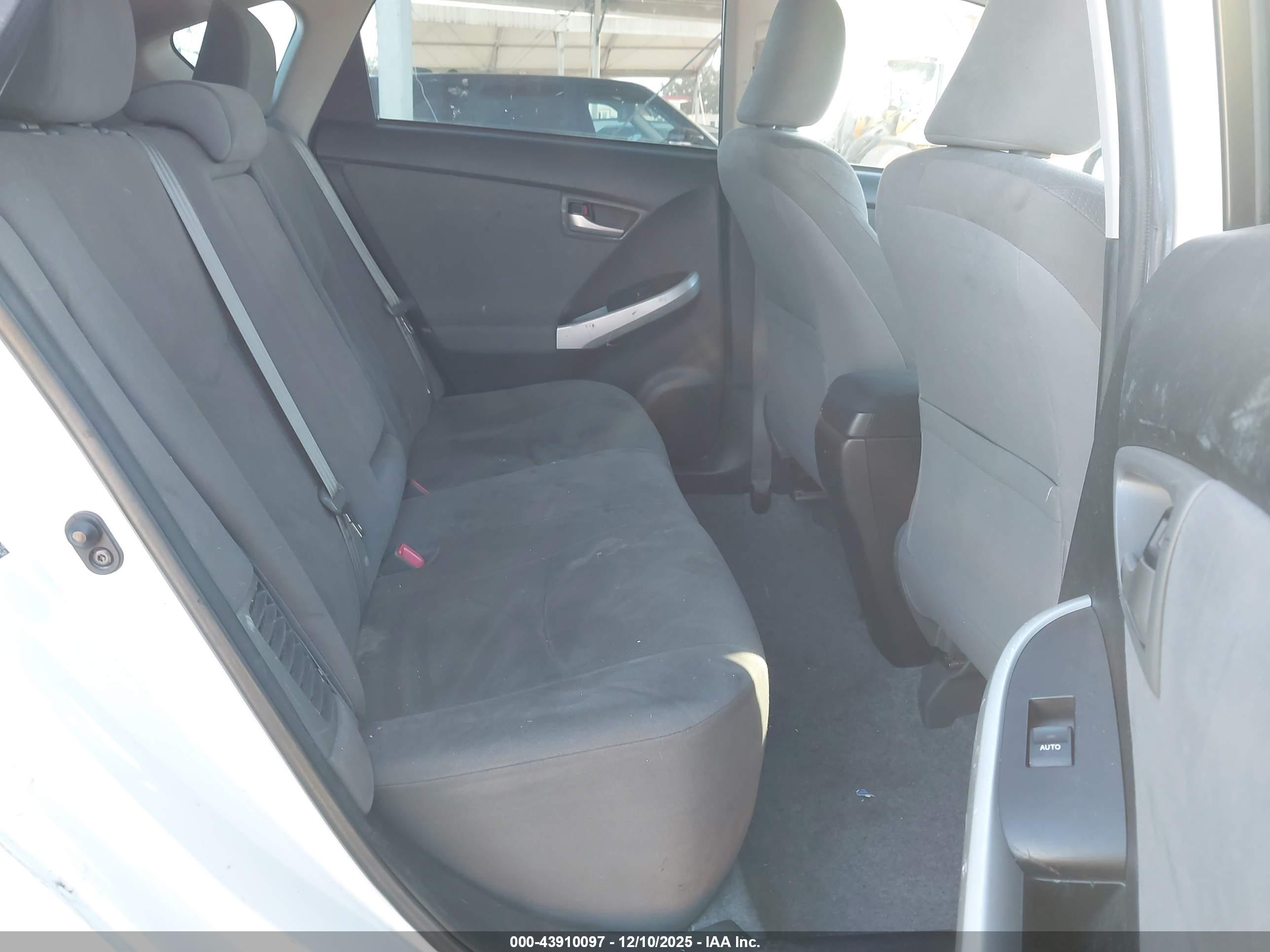 TOYOTA PRIUS image 8