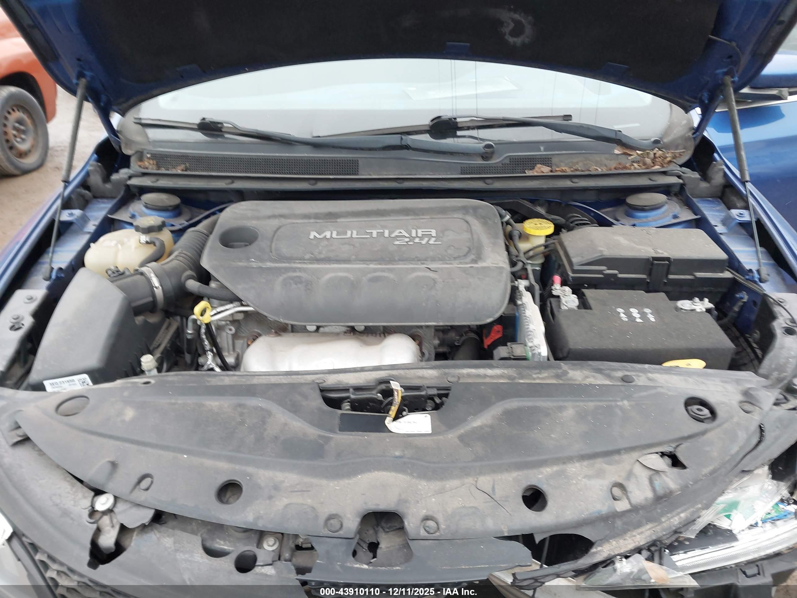CHRYSLER 200 image 10