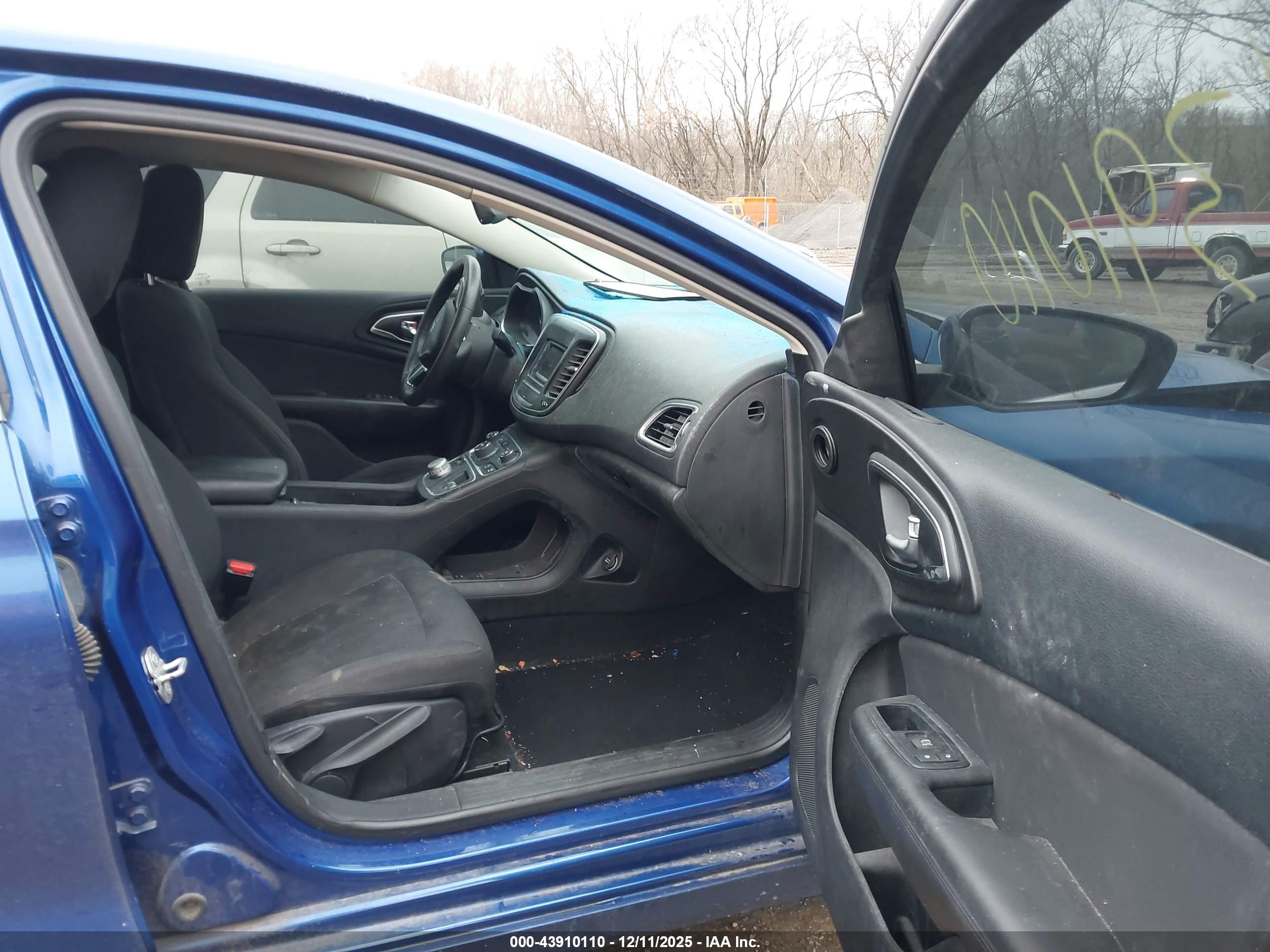 CHRYSLER 200 image 5