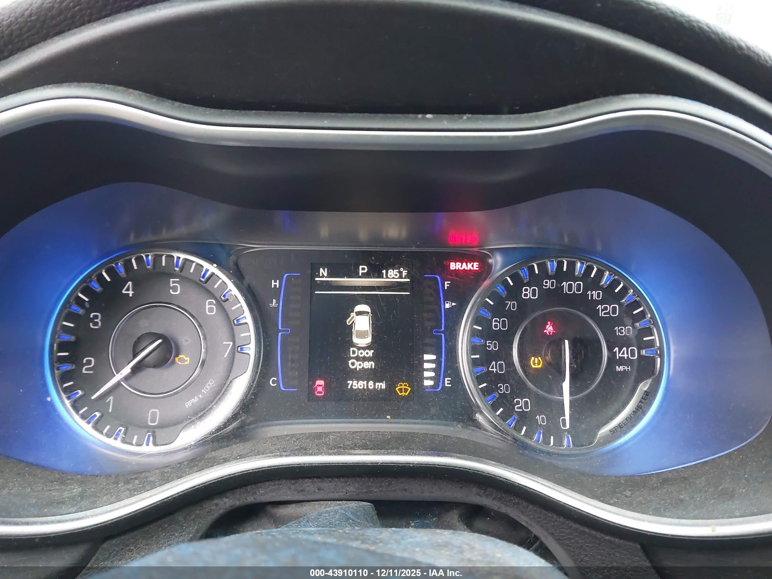 CHRYSLER 200 image 7
