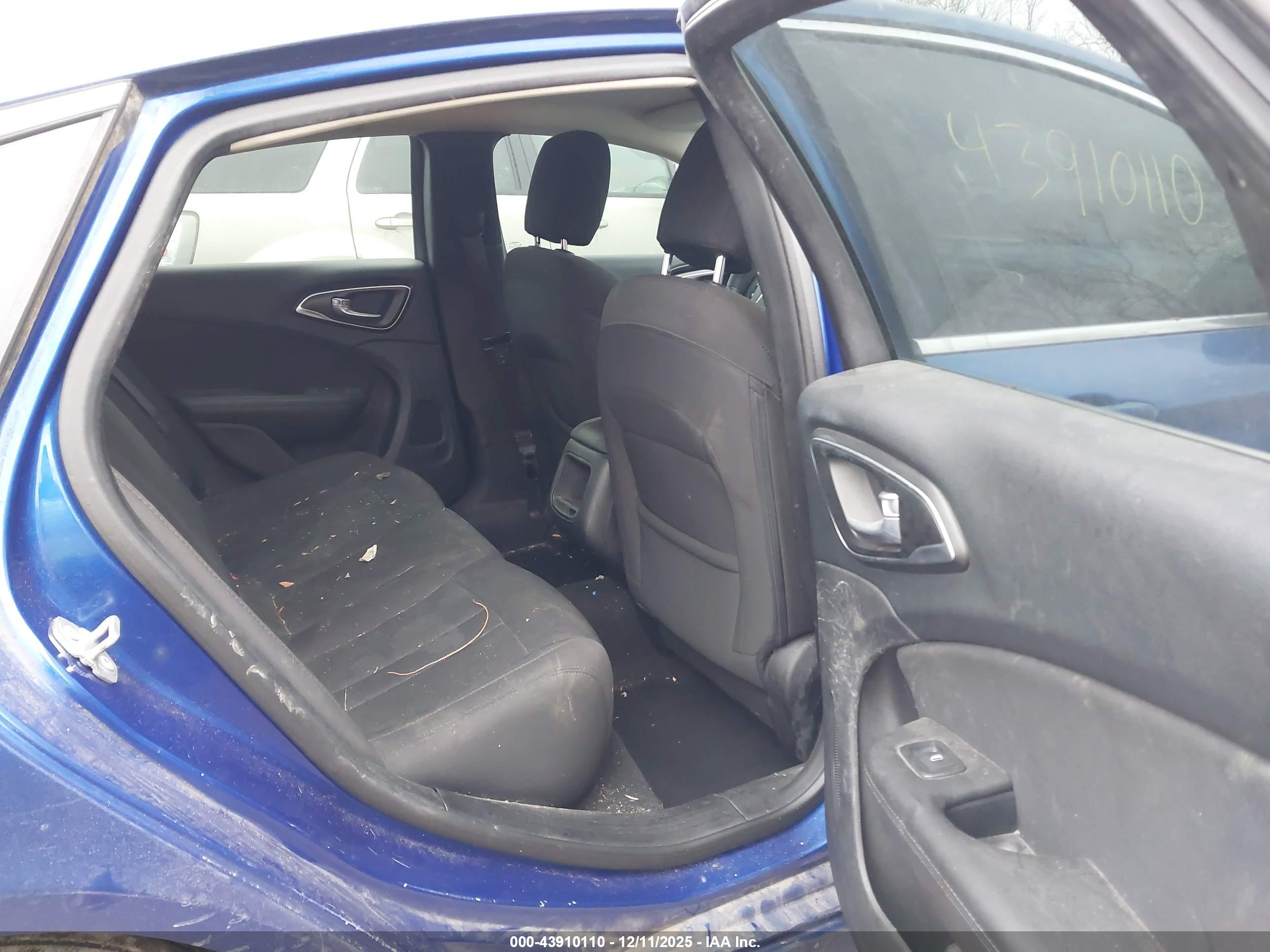 CHRYSLER 200 image 8