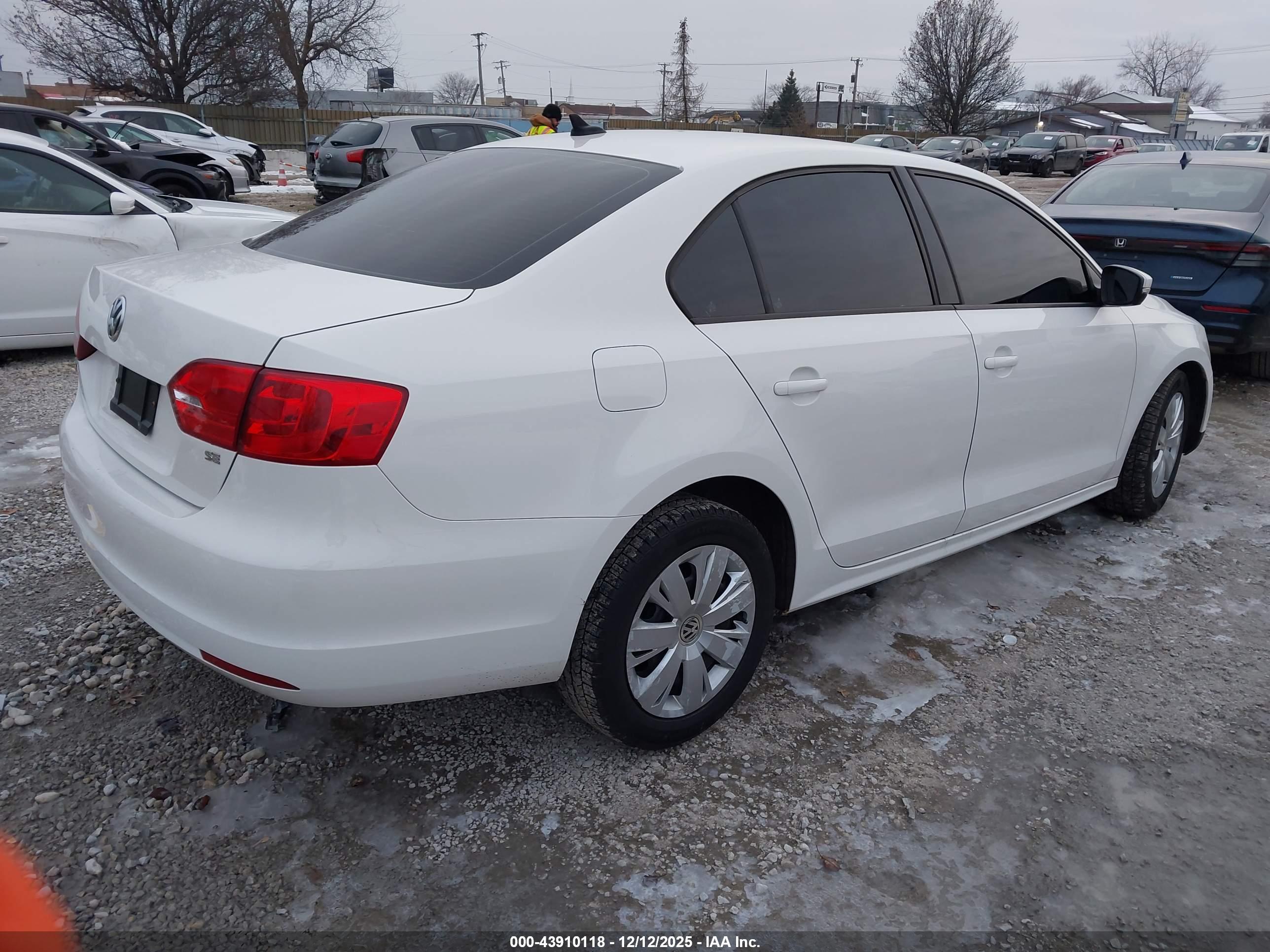 VOLKSWAGEN JETTA image 4