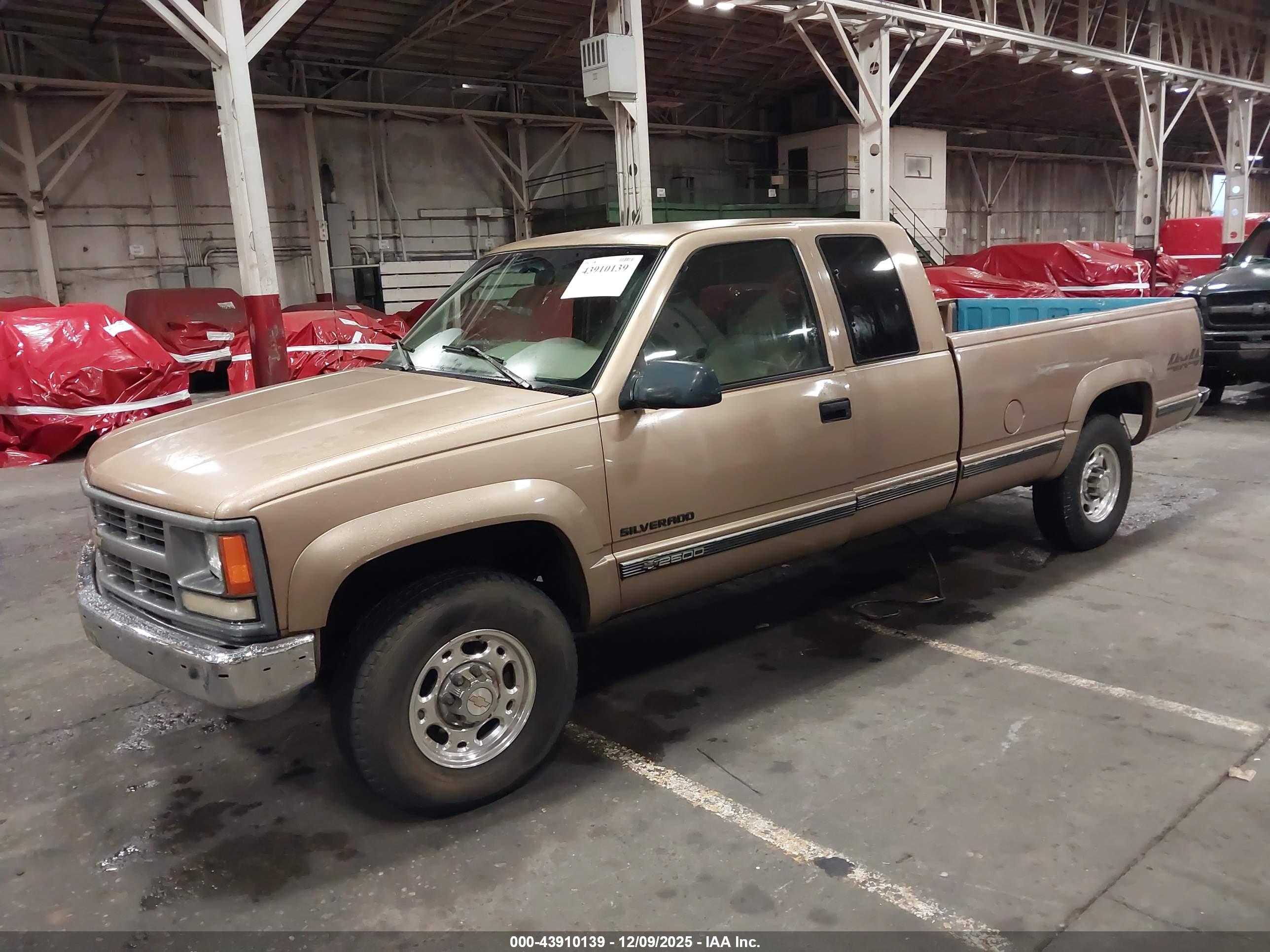 CHEVROLET GMT-400 image 2