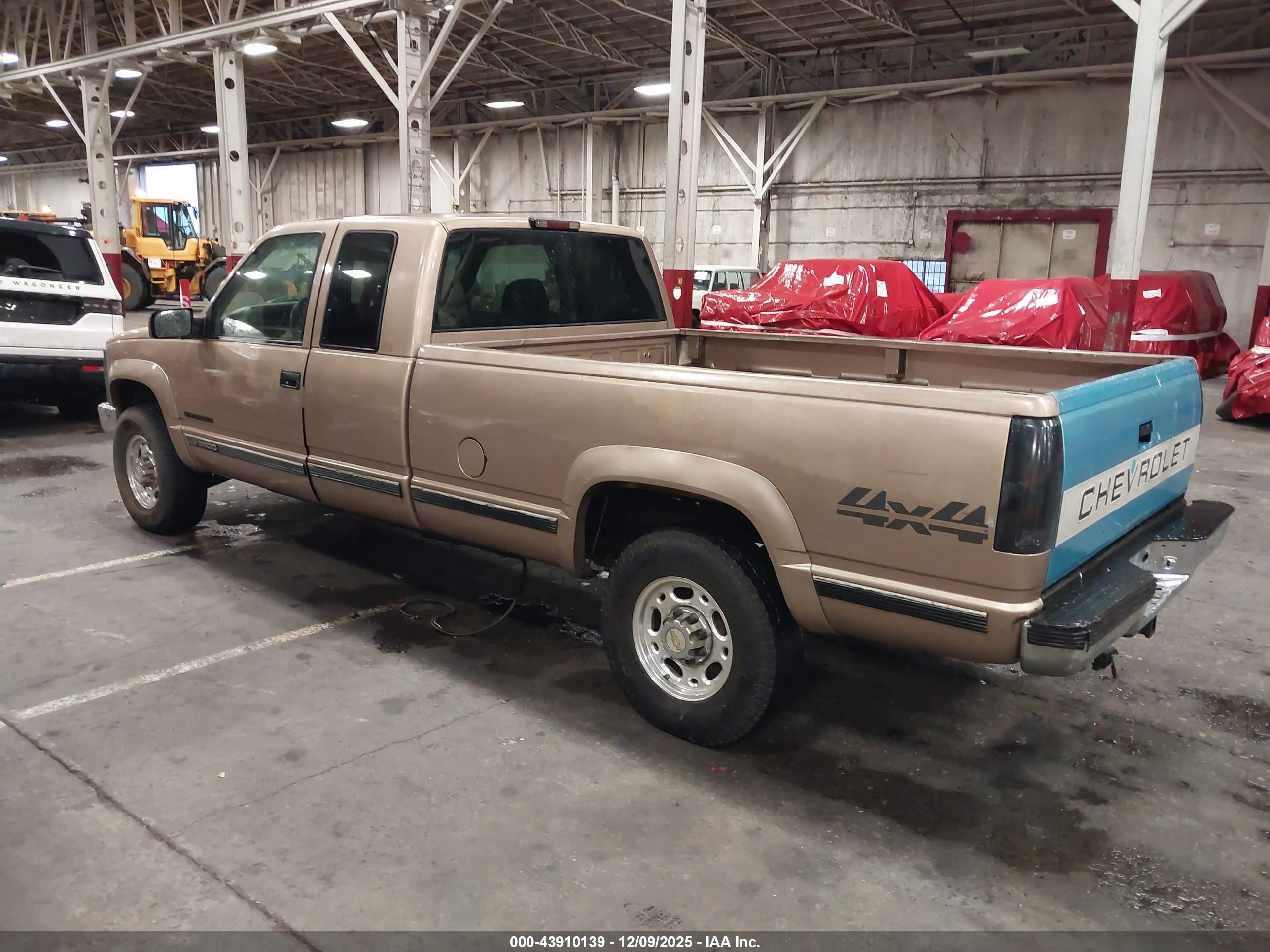 CHEVROLET GMT-400 image 3