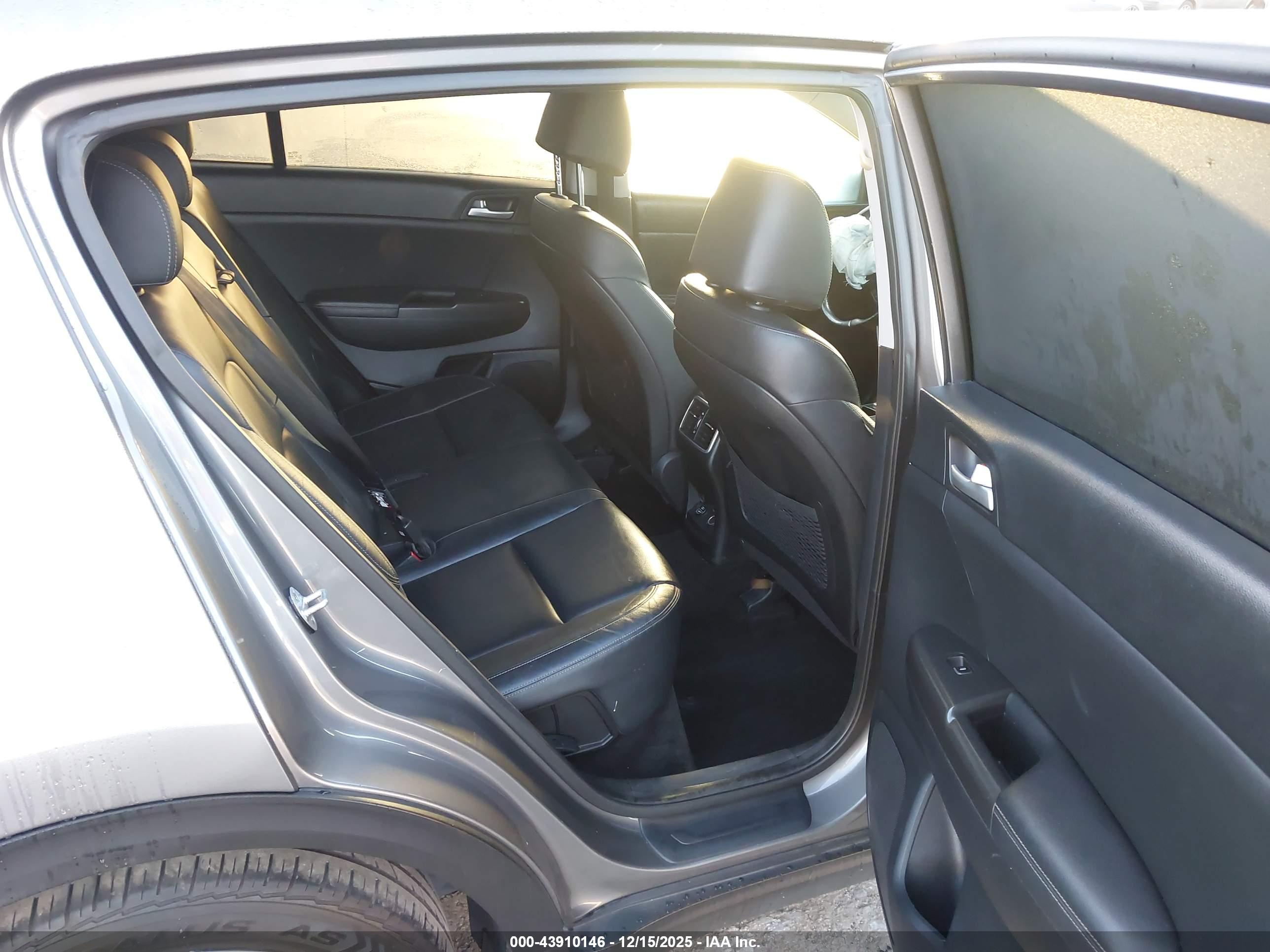 KIA SPORTAGE image 8