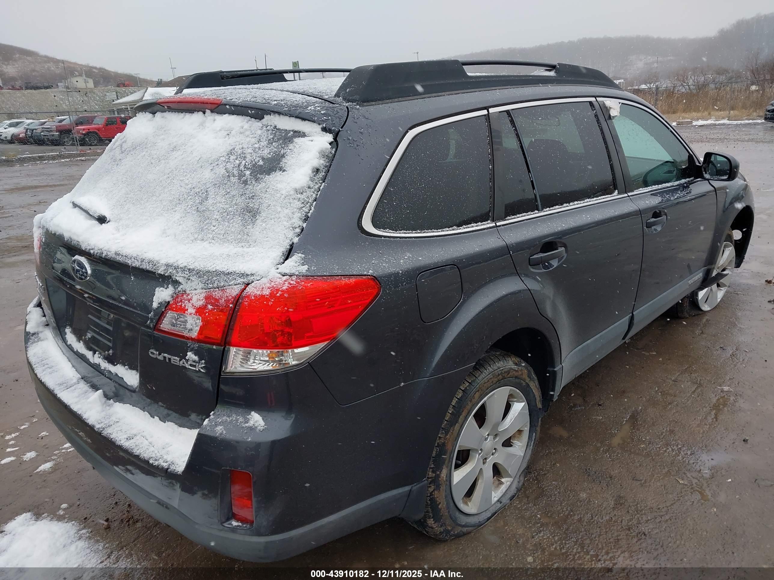 SUBARU OUTBACK image 4