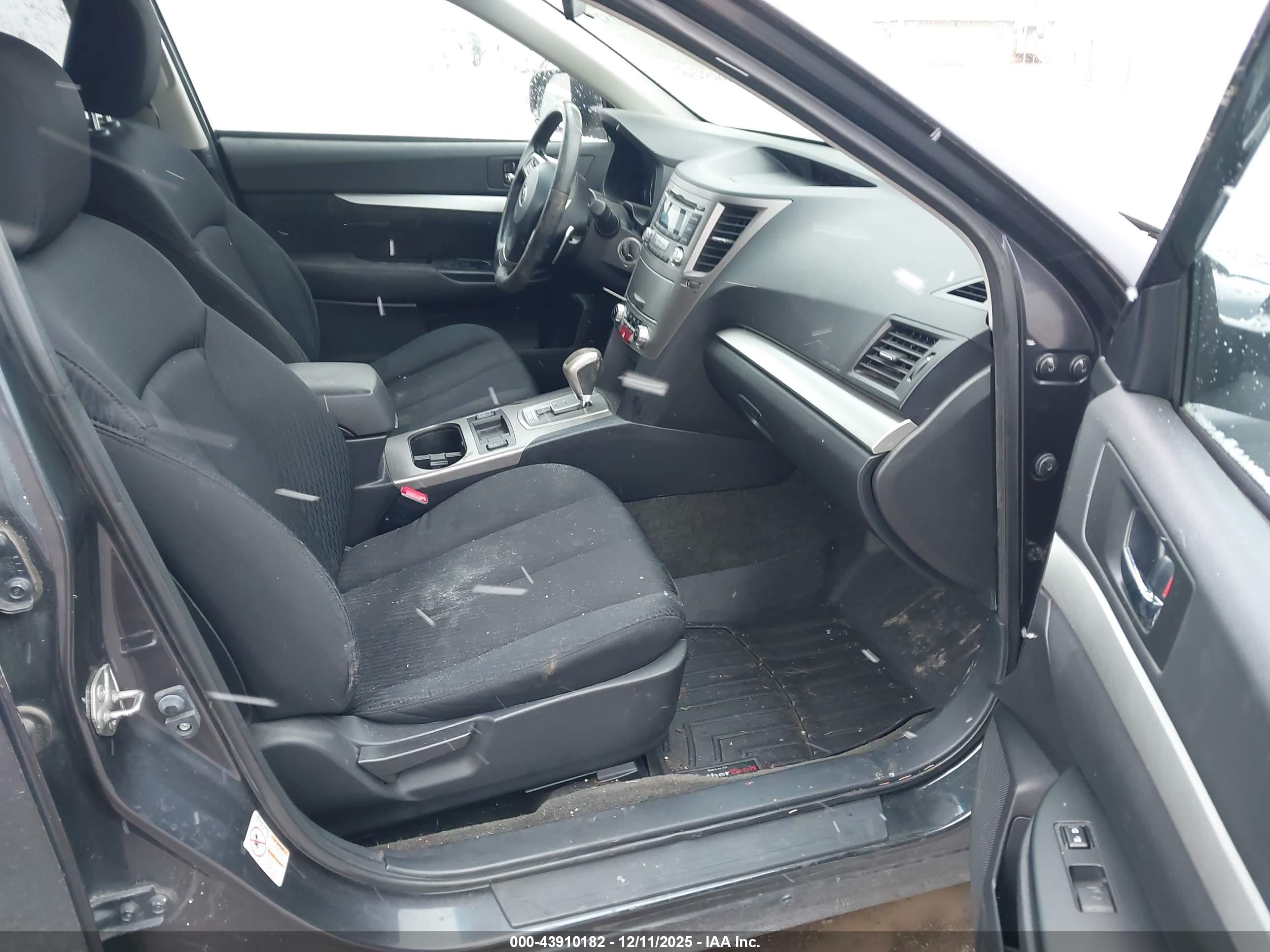 SUBARU OUTBACK image 5
