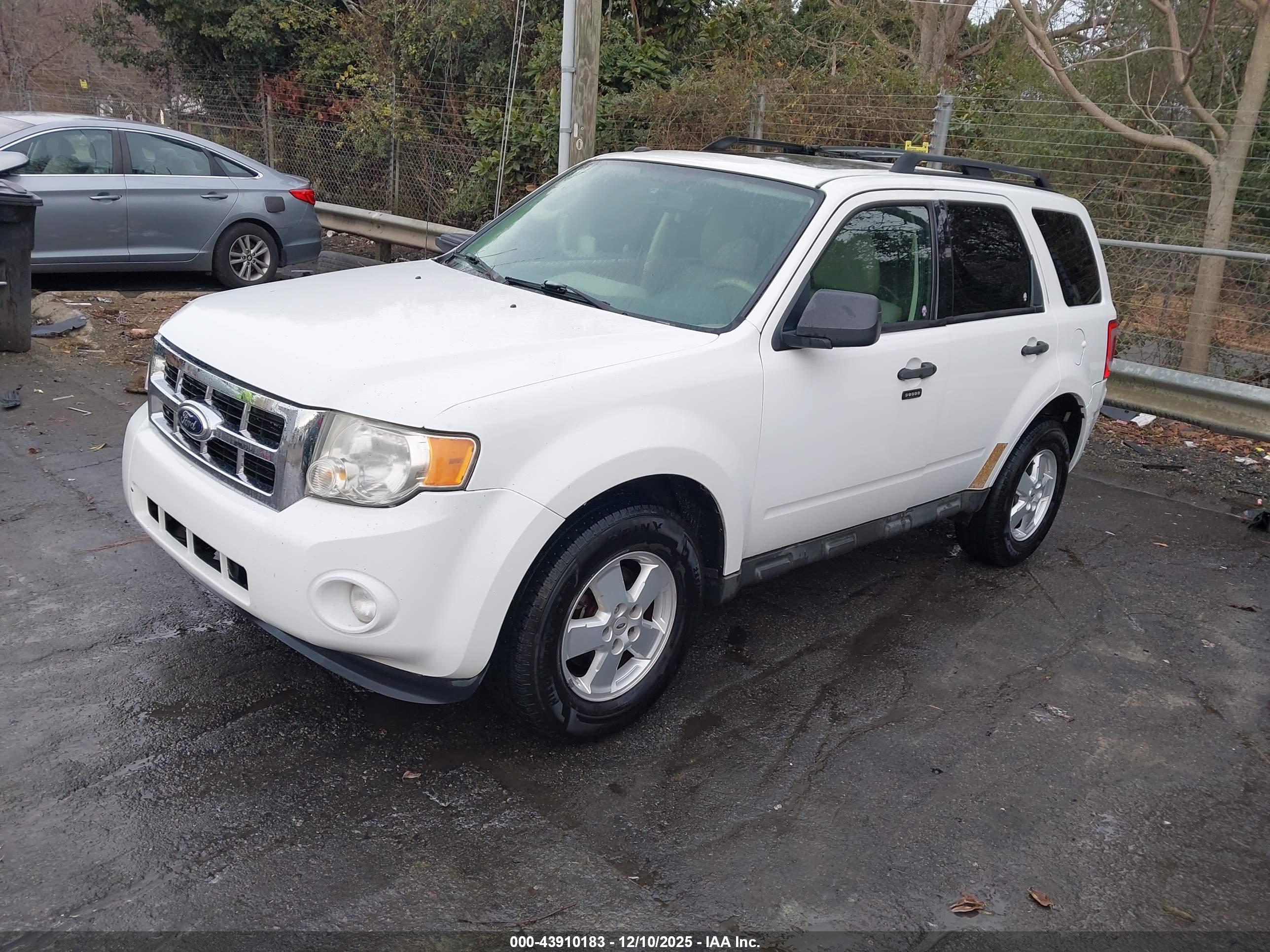 FORD ESCAPE image 2