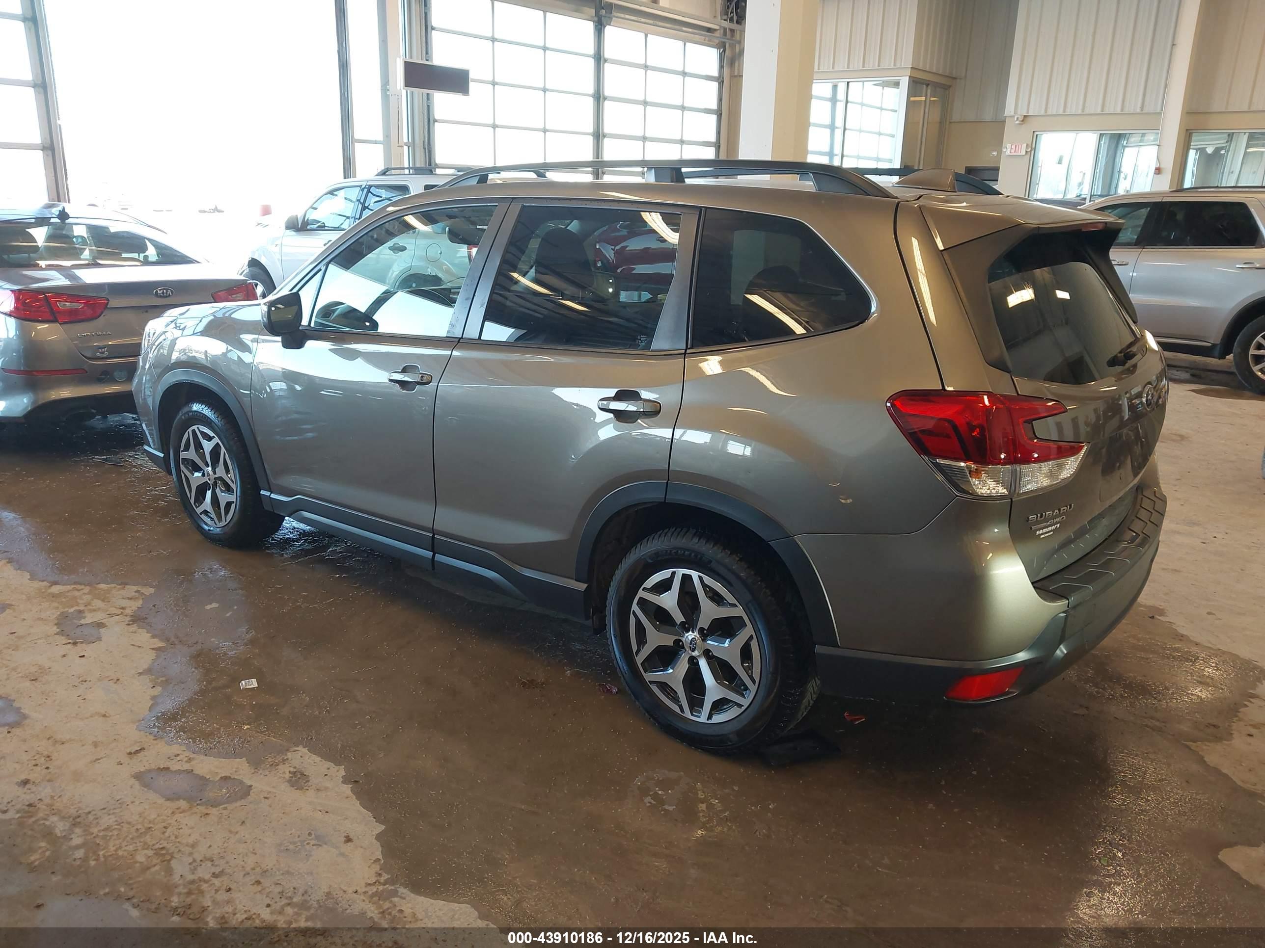 SUBARU FORESTER image 3