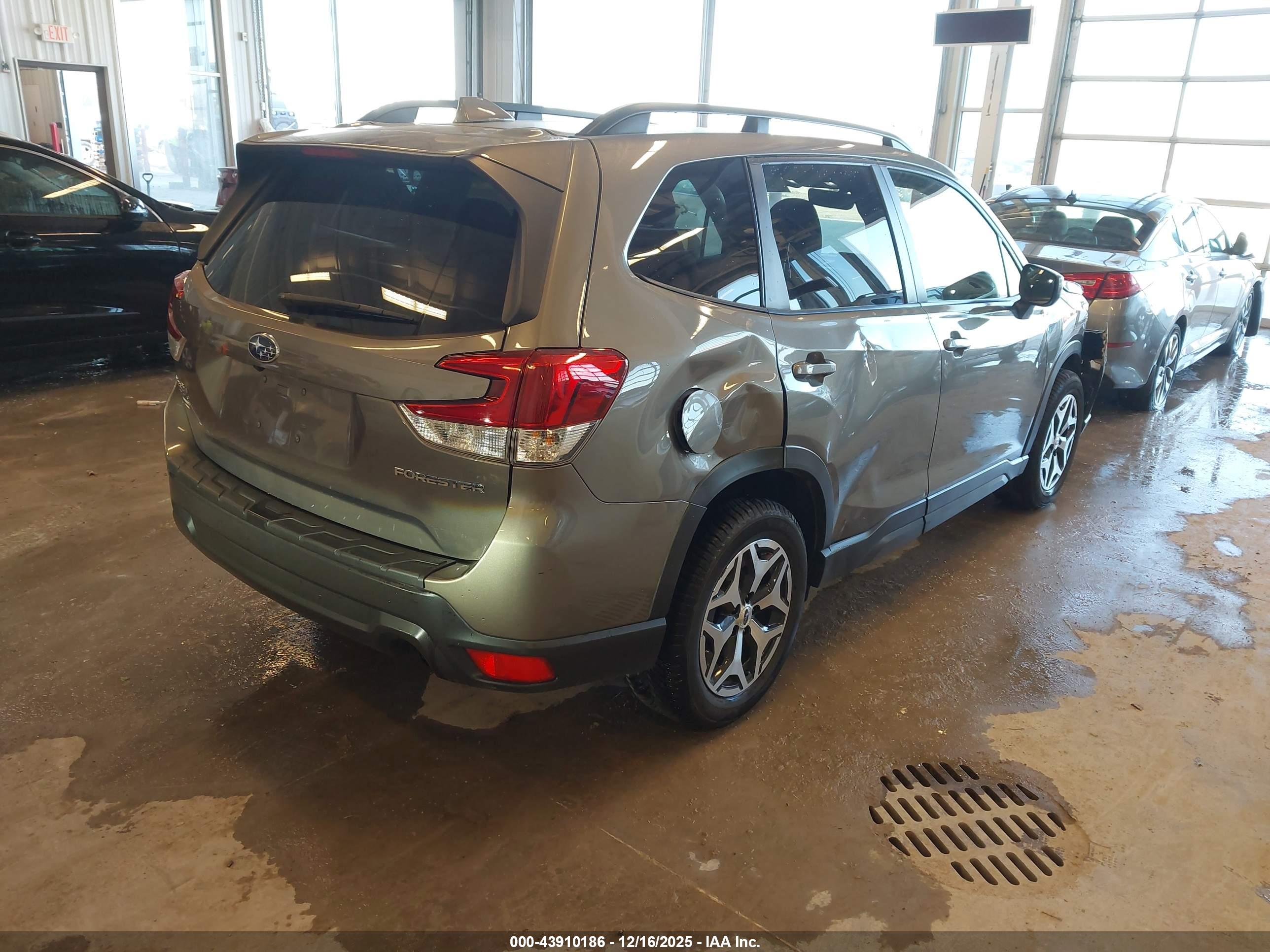 SUBARU FORESTER image 4