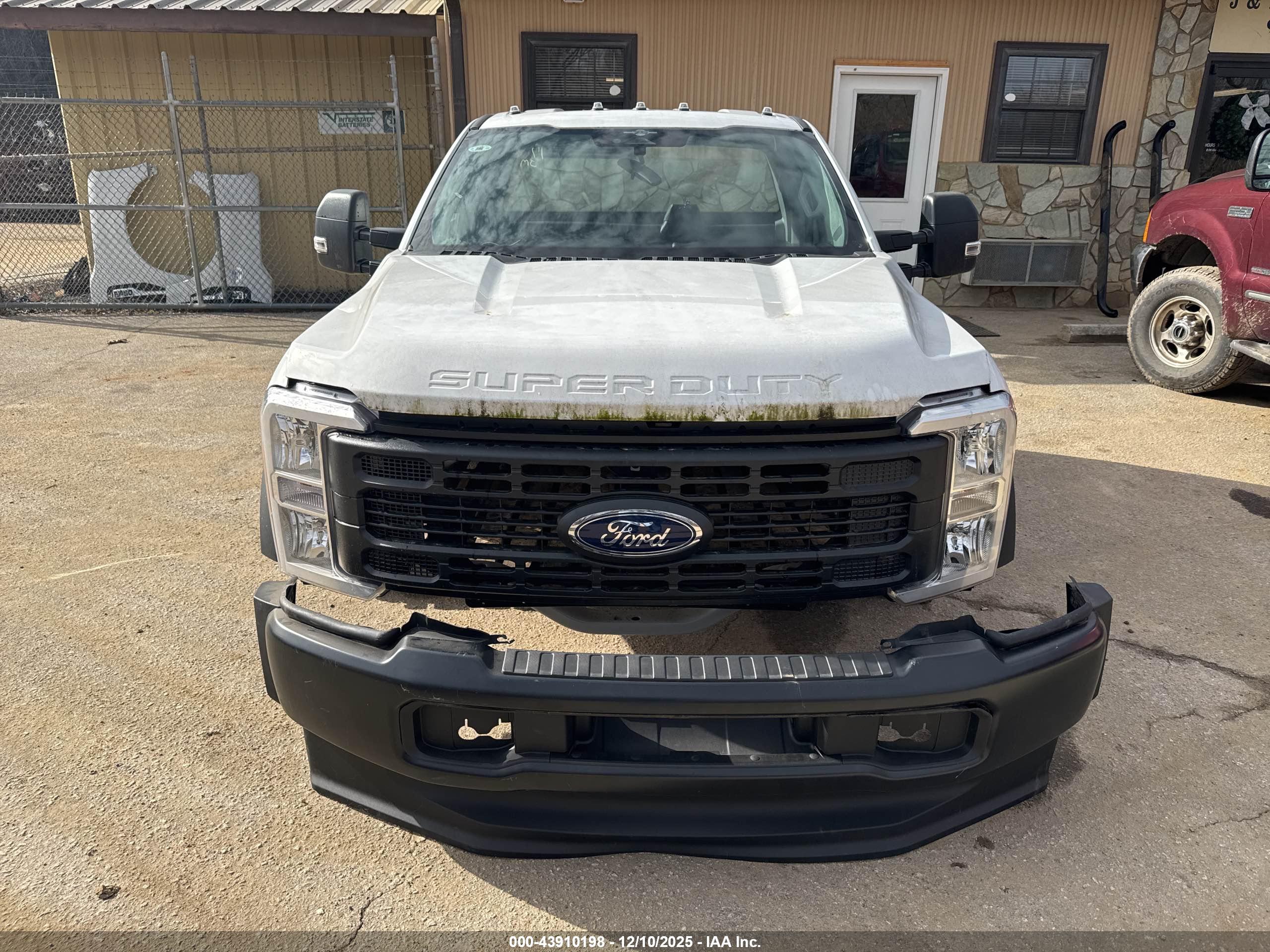 FORD F-550 image 8