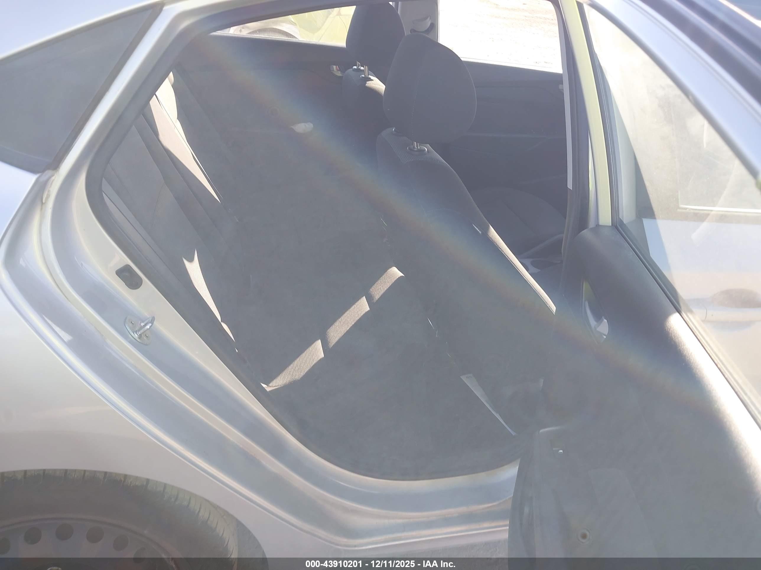 HYUNDAI ACCENT image 8
