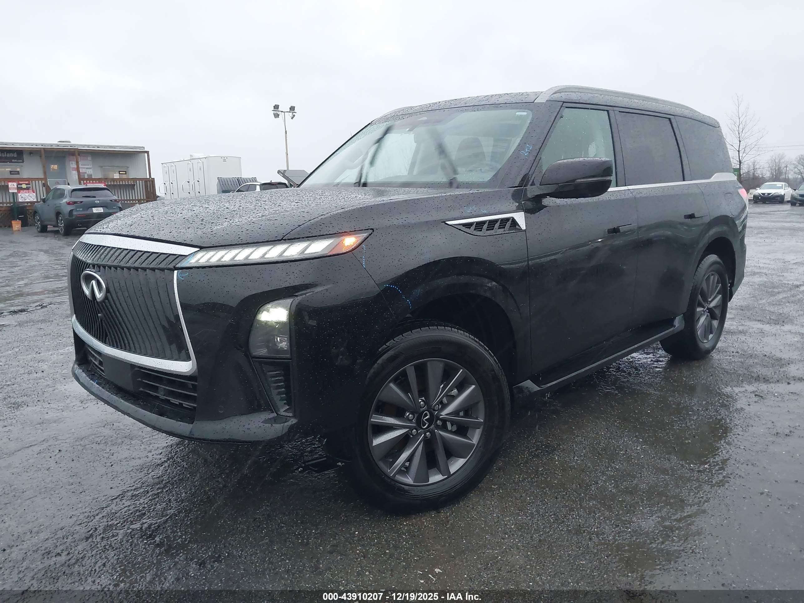 INFINITI QX80 image 2