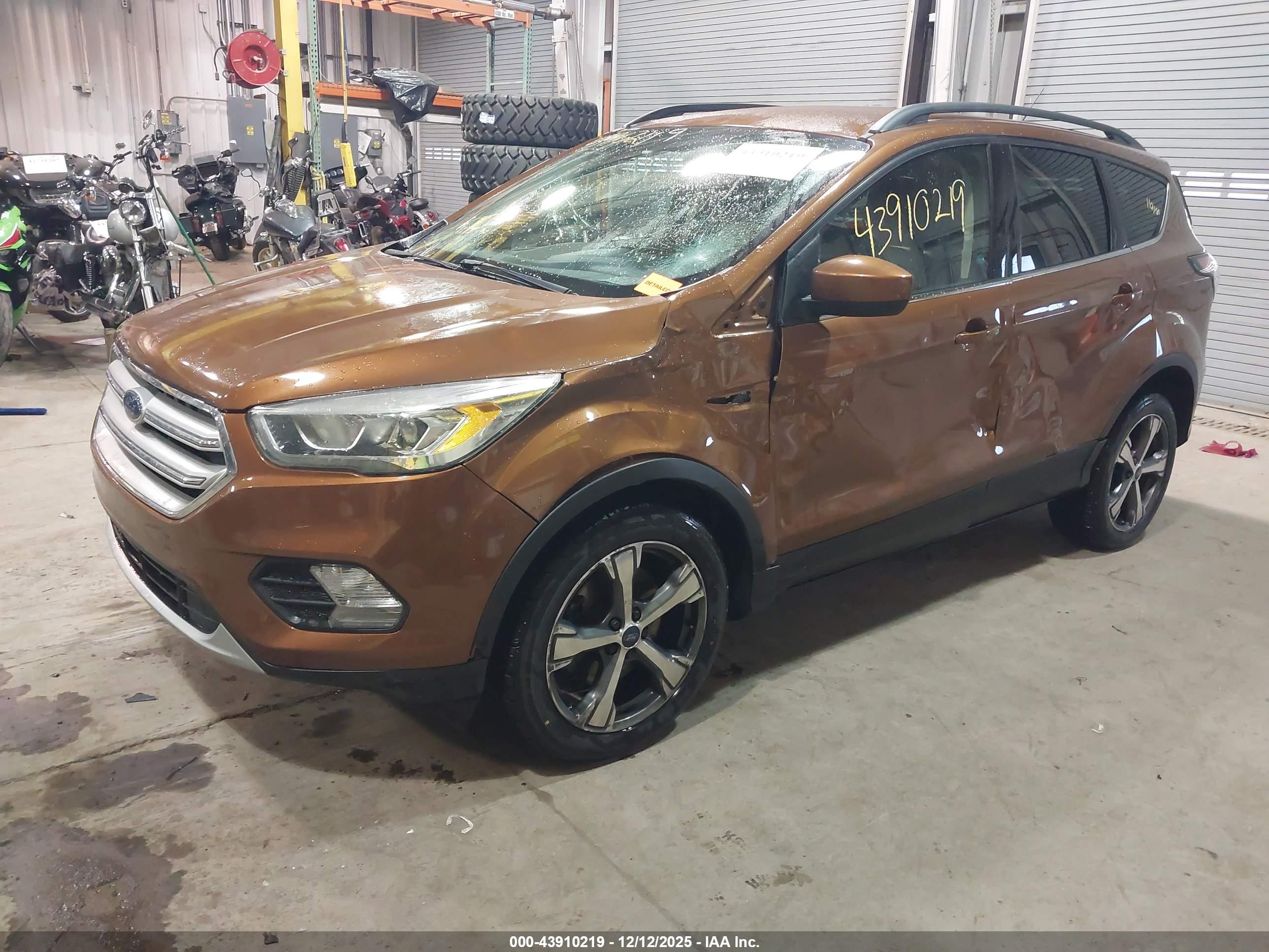 FORD ESCAPE image 2