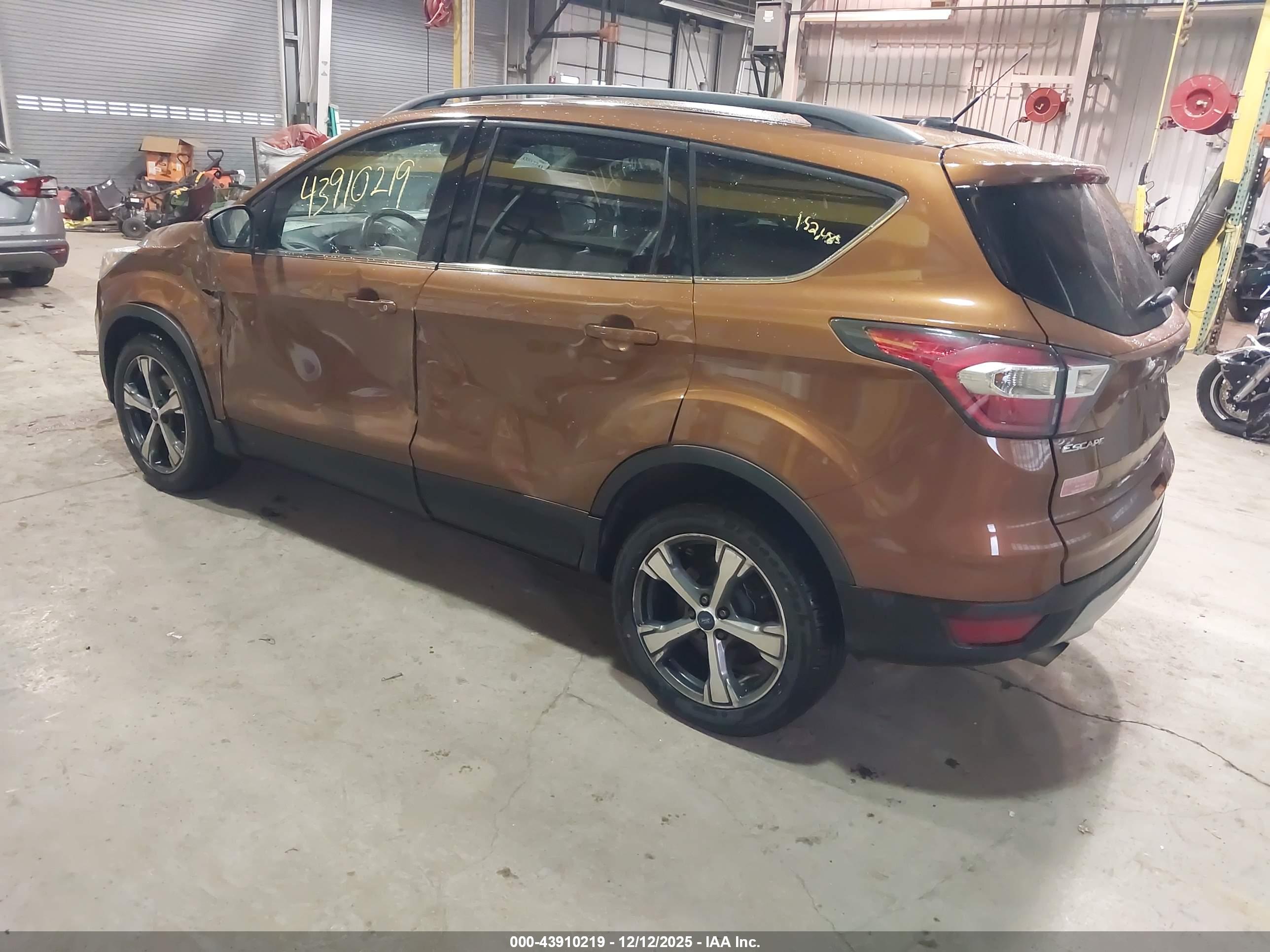 FORD ESCAPE image 3