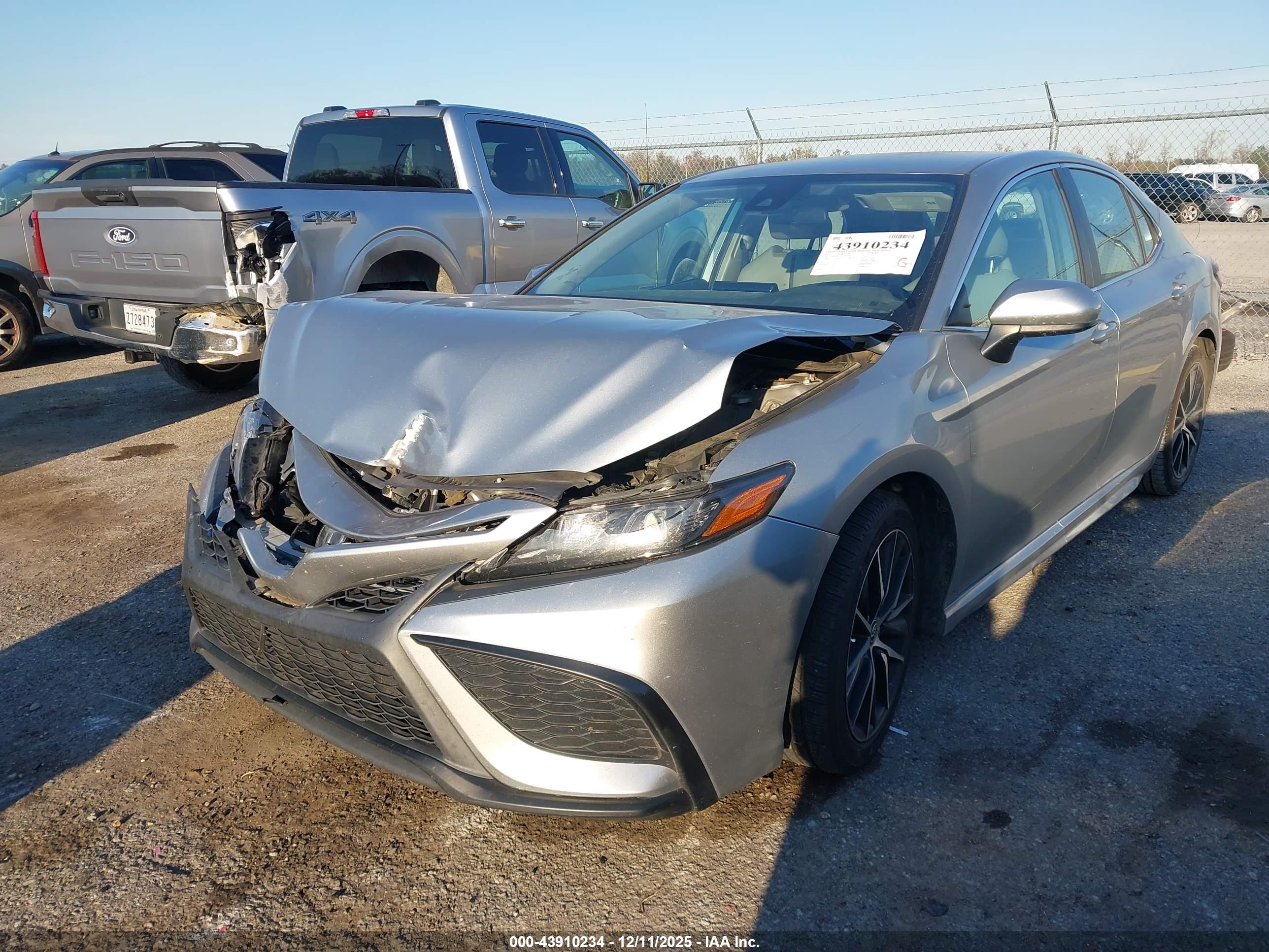TOYOTA CAMRY image 2