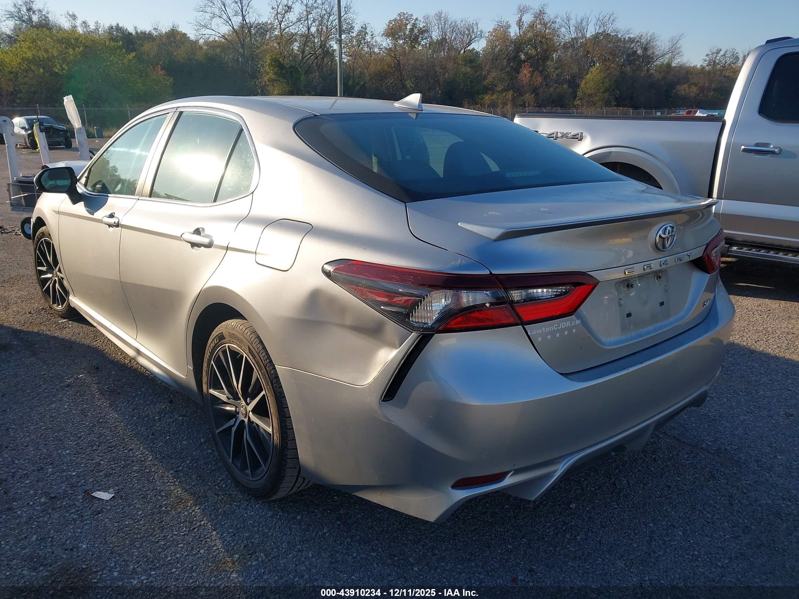 TOYOTA CAMRY image 3