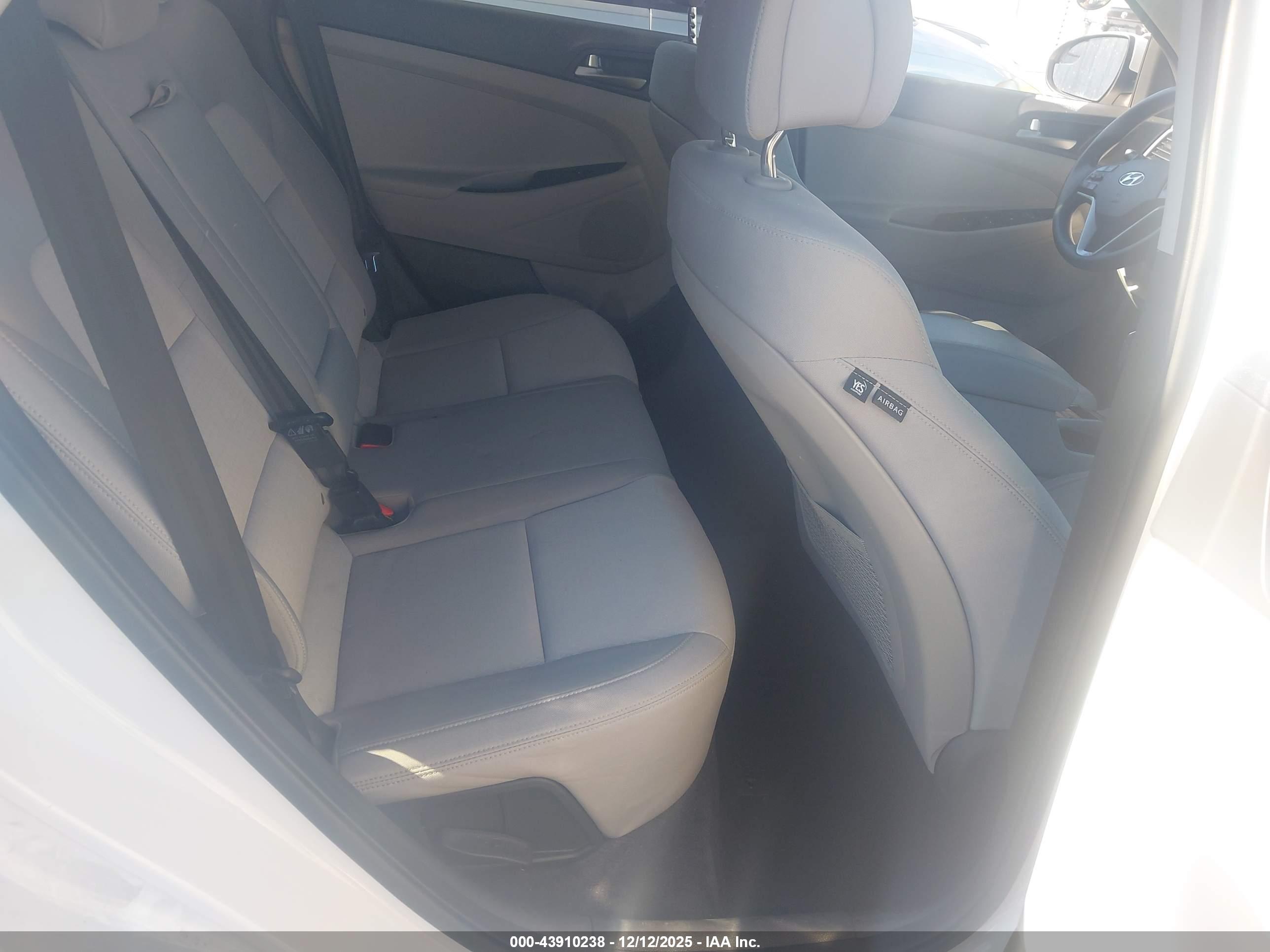 HYUNDAI TUCSON image 8