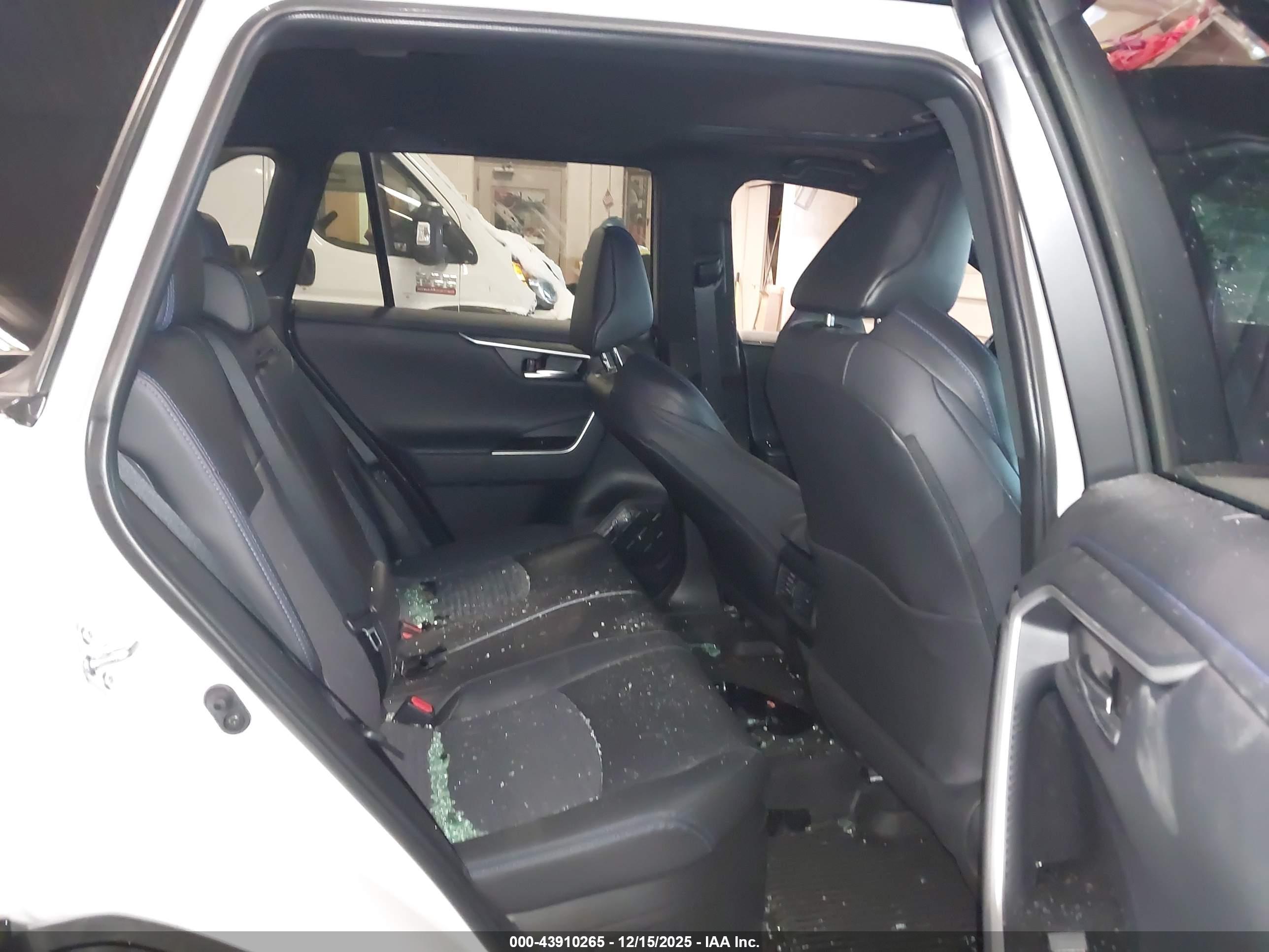 TOYOTA RAV4 image 8