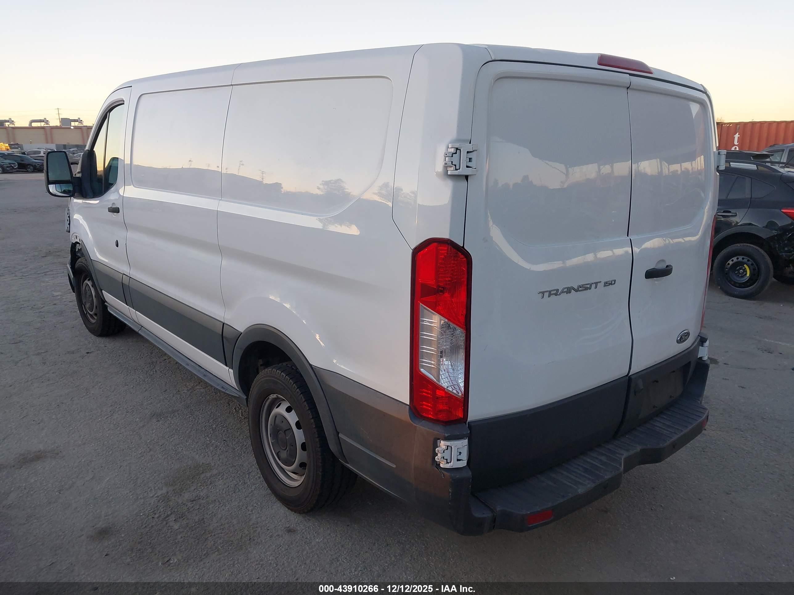 FORD TRANSIT-150 image 3