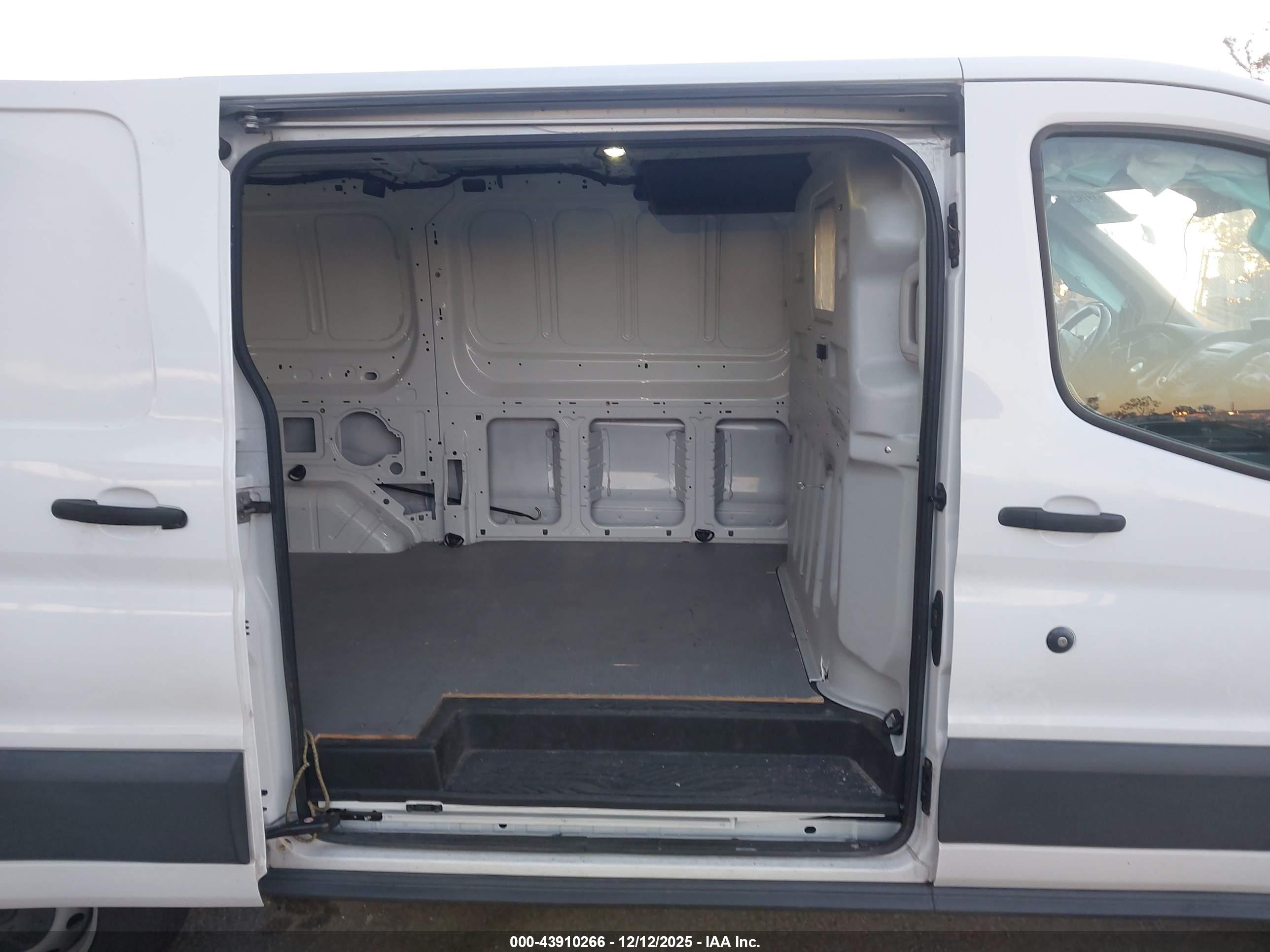 FORD TRANSIT-150 image 8