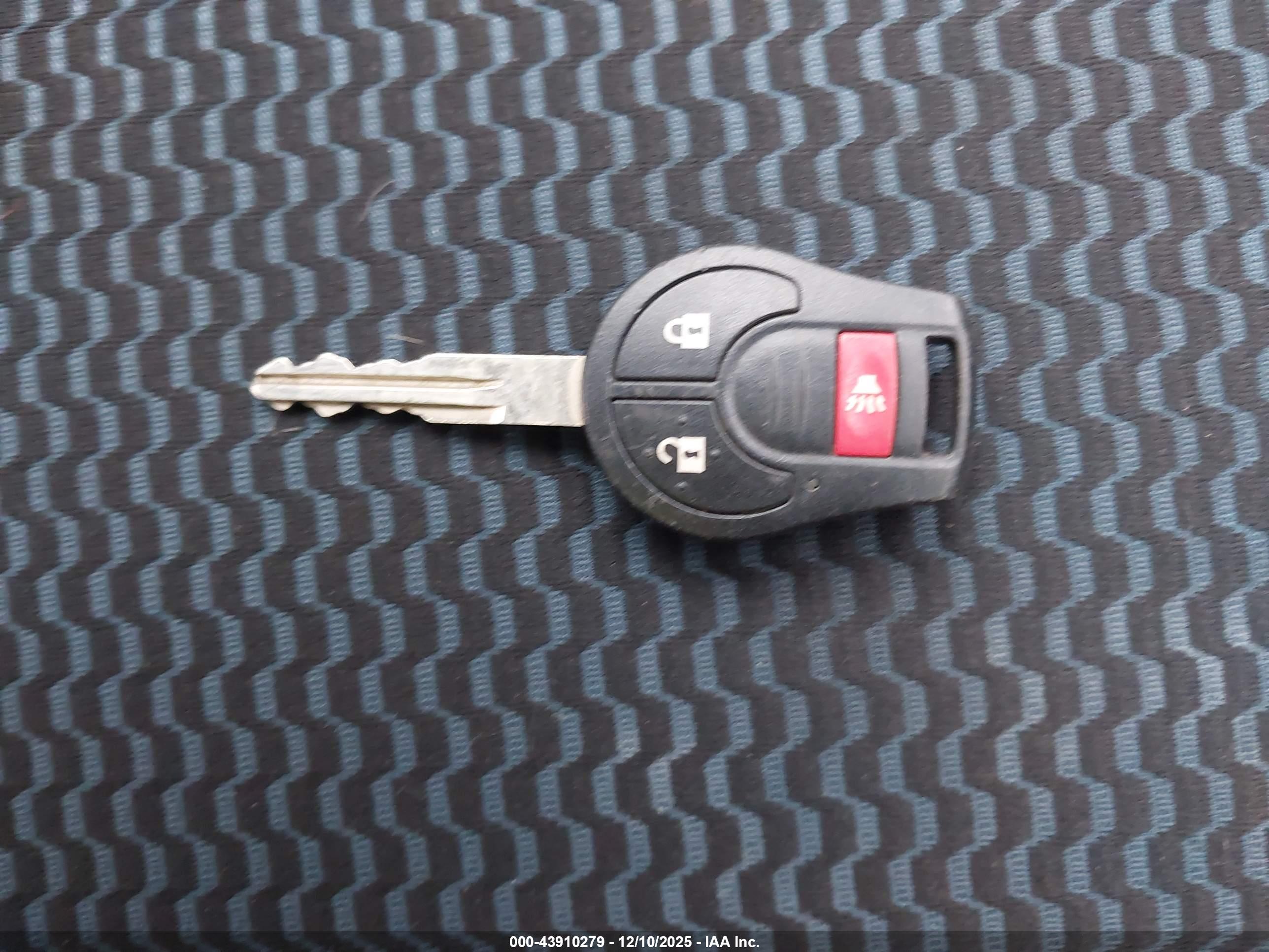 NISSAN VERSA image 11