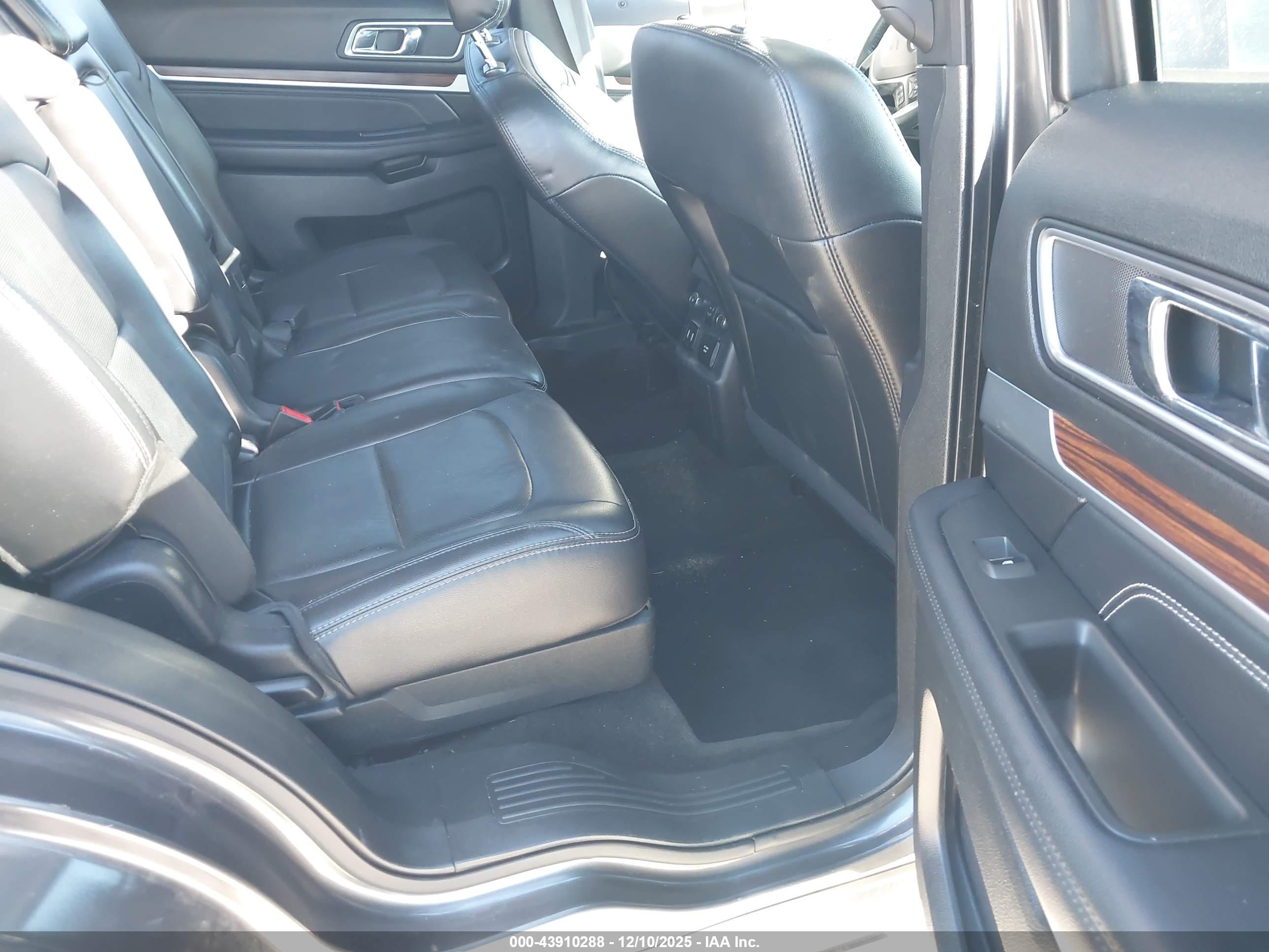 FORD EXPLORER image 8
