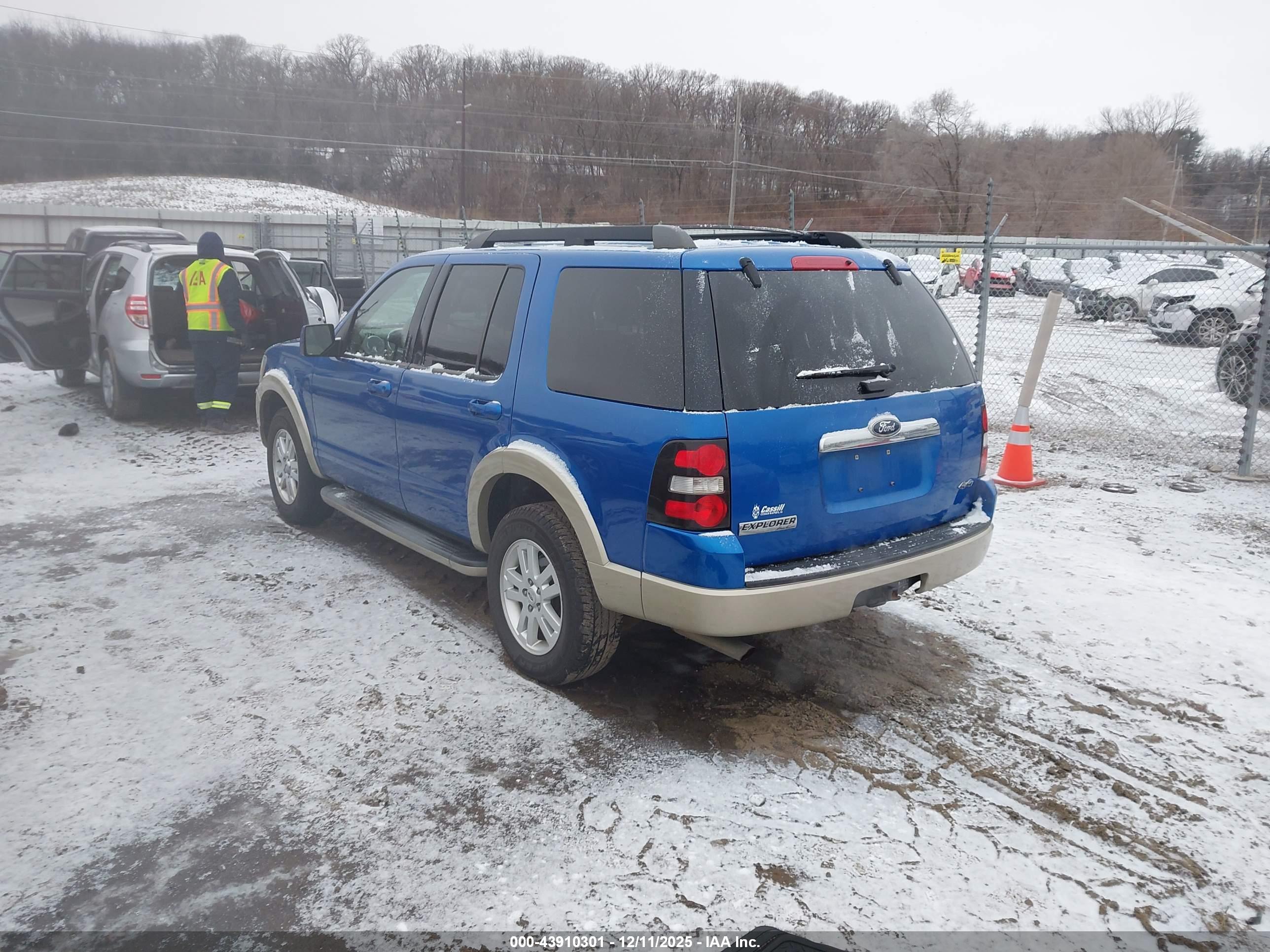 FORD EXPLORER image 3