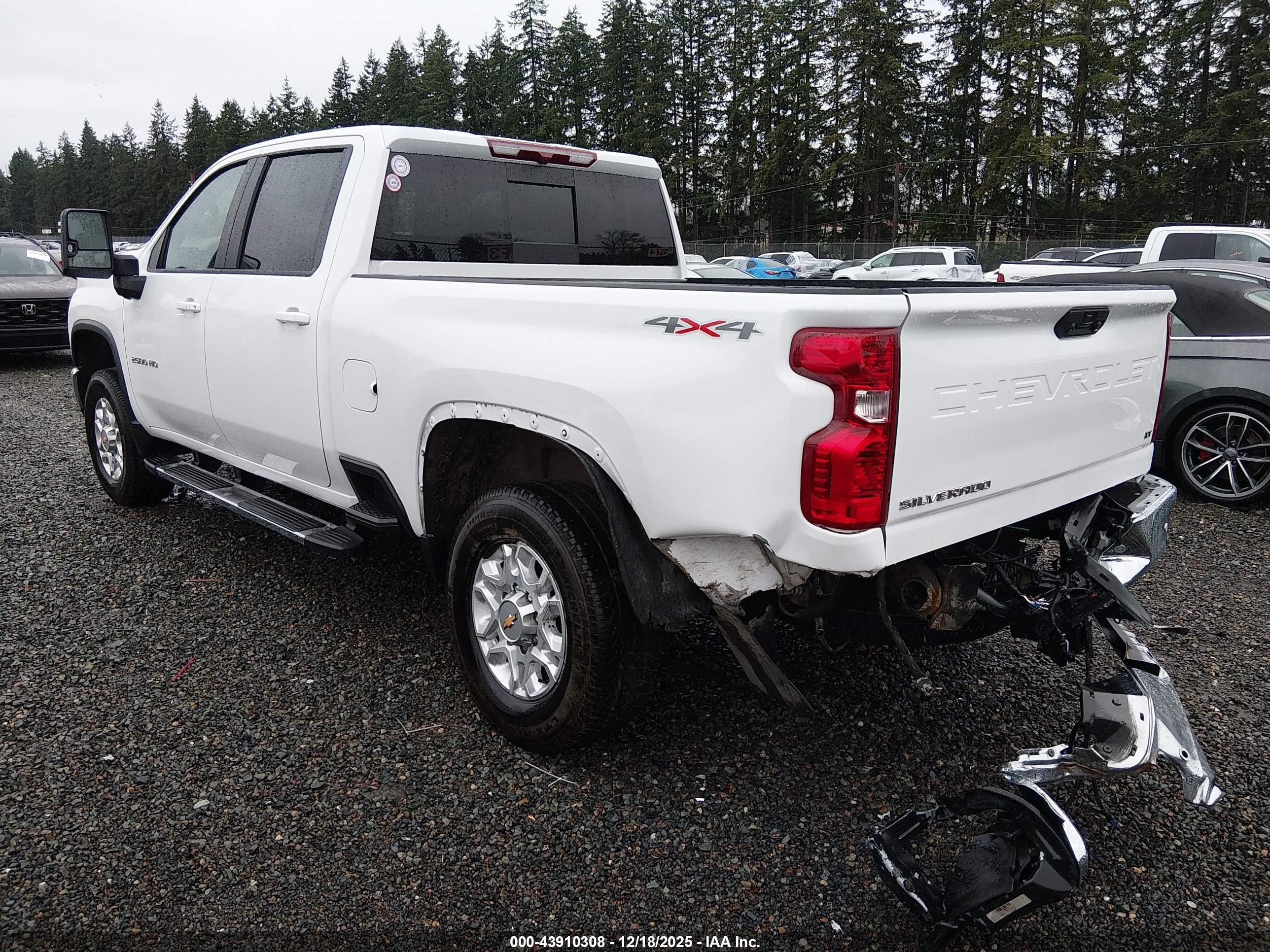 CHEVROLET SILVERADO image 3